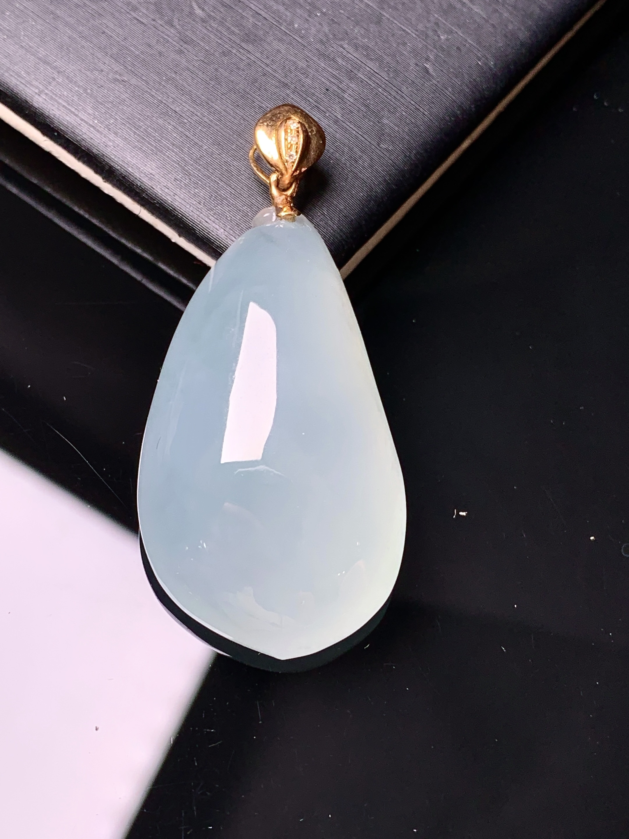 18k金镶嵌冰种福瓜吊坠 玉质细腻 色泽艳丽清新 水润亮眼 整体尺寸40.6*19*10j2