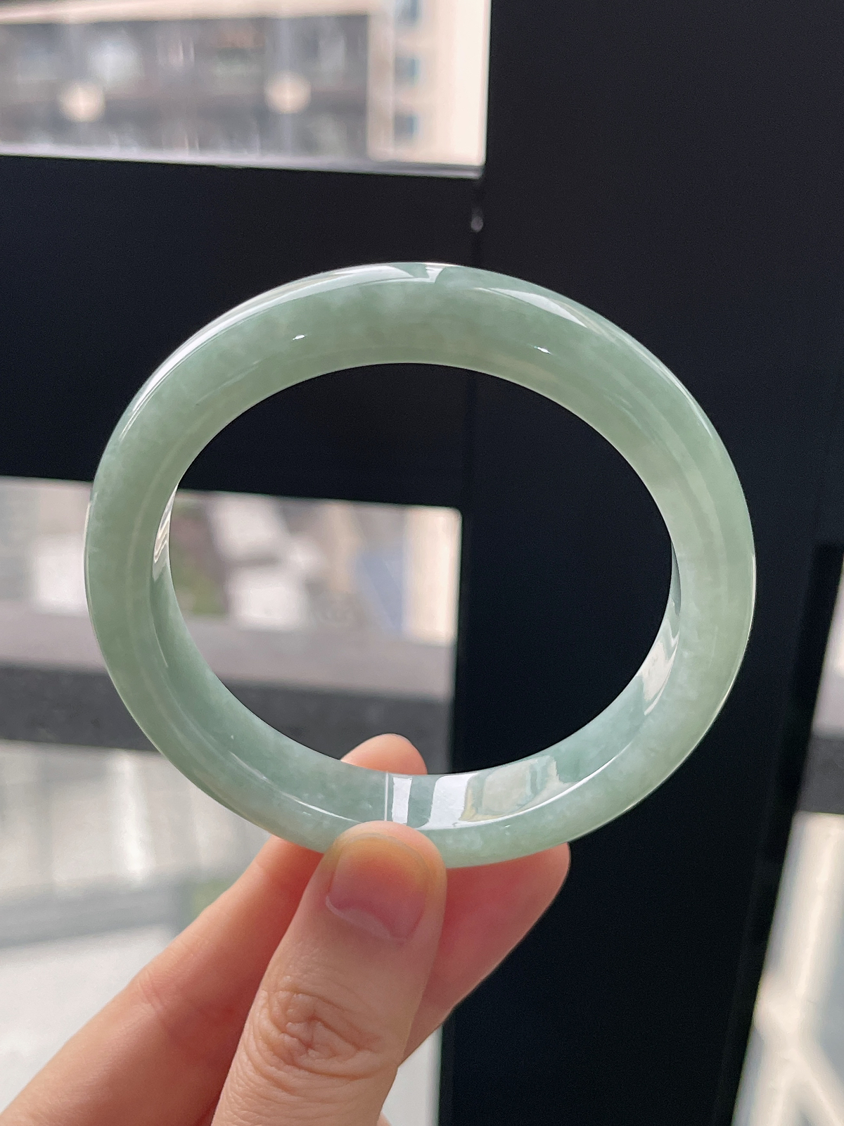 正圈56.3圈口，翡翠糯化种淡绿色手镯