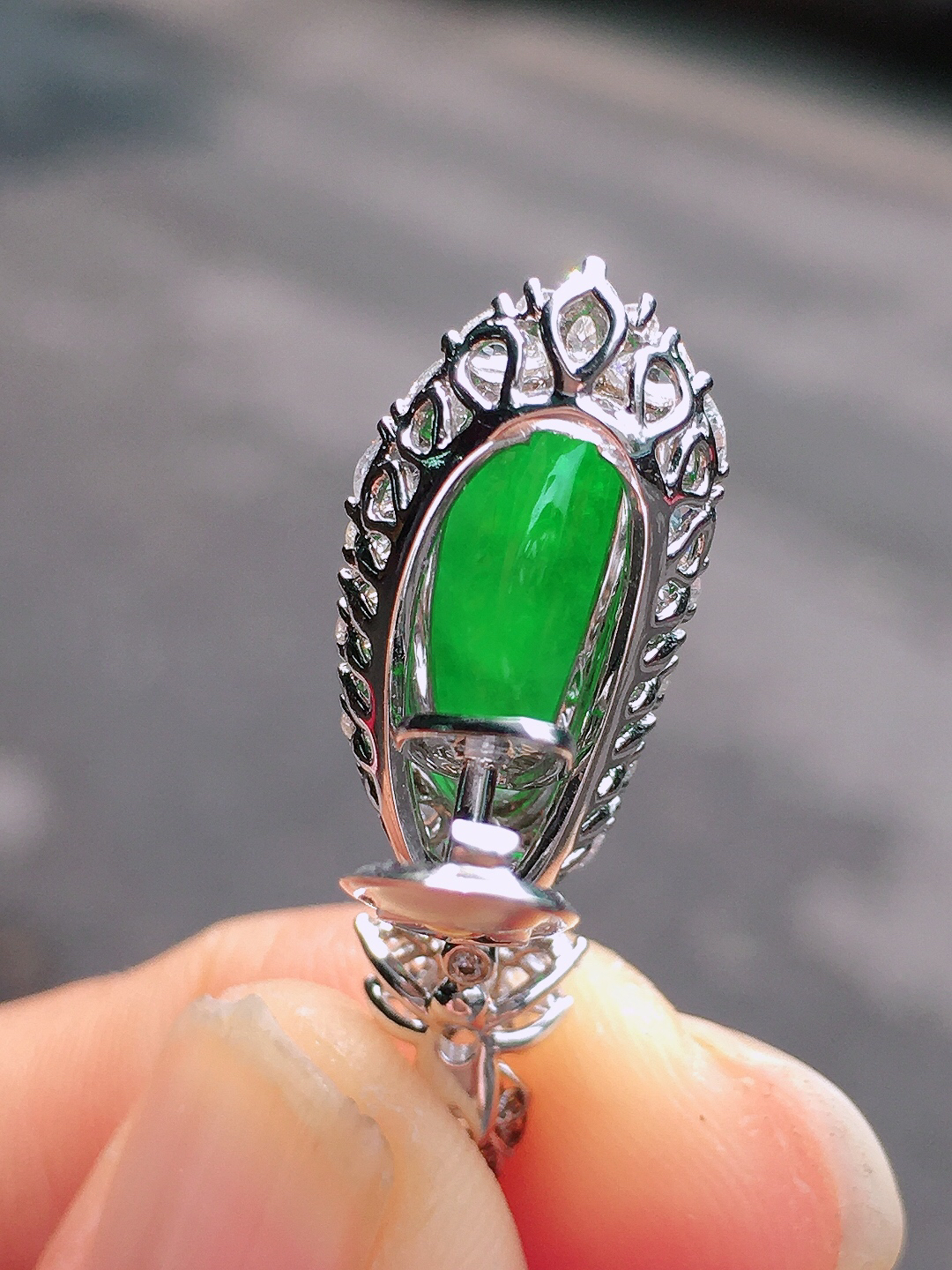 阳绿福豆吊坠，色泽均匀艳丽，玉质细腻，荧光感超
强，饱满圆润，尽显优雅气质，18k
金豪华镶嵌