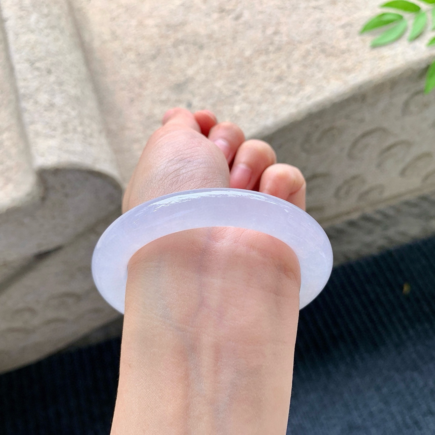 圆条55 56
【圈口】55/10.1/10.8
【描述】冰淡紫，水润，种老，细腻，无裂纹！