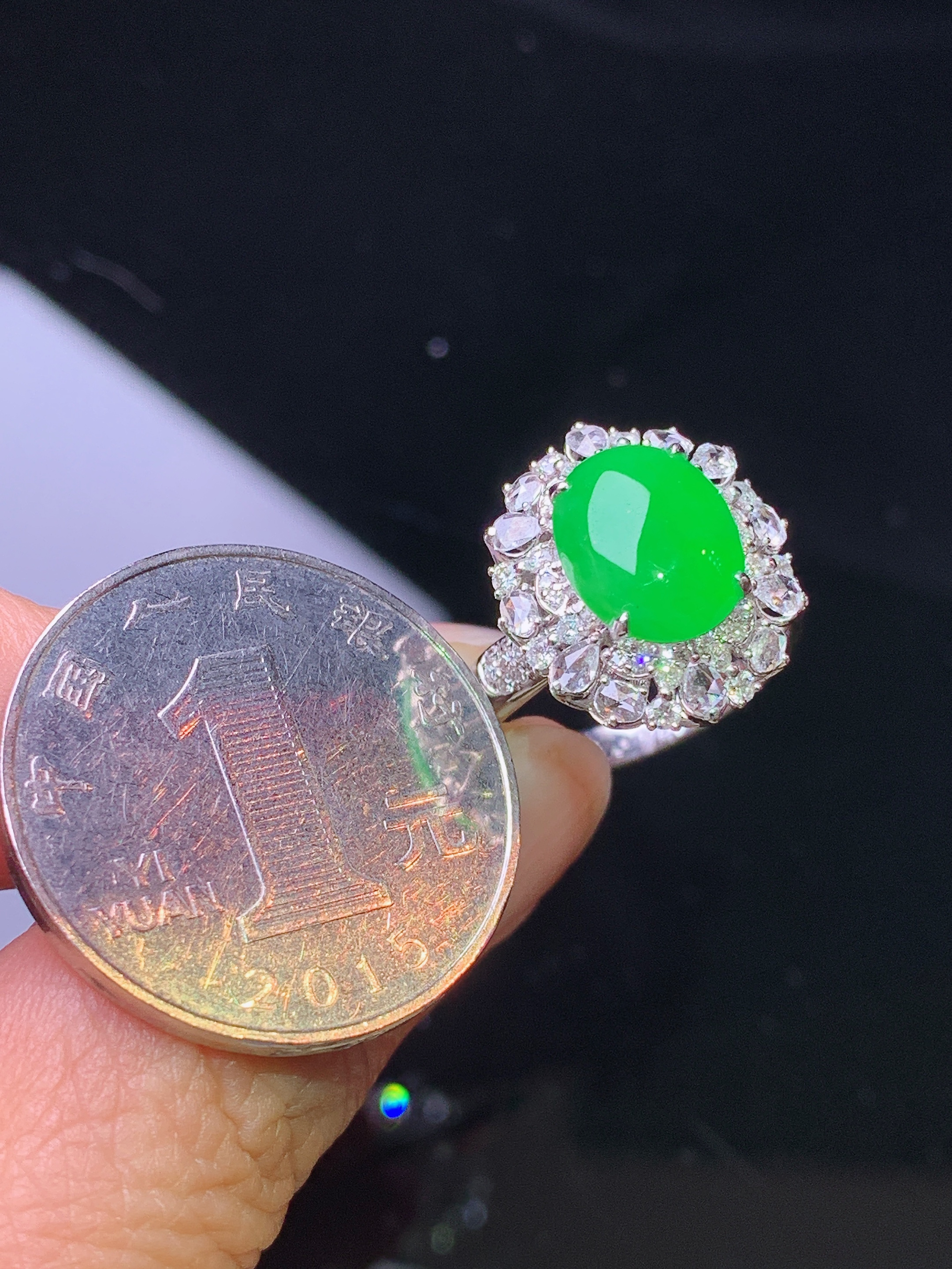 18k金钻镶嵌满绿蛋面戒指 玉质细腻 色泽艳丽清新 水润亮眼 圈口14 整体尺寸16.8*14.6*9.8t1