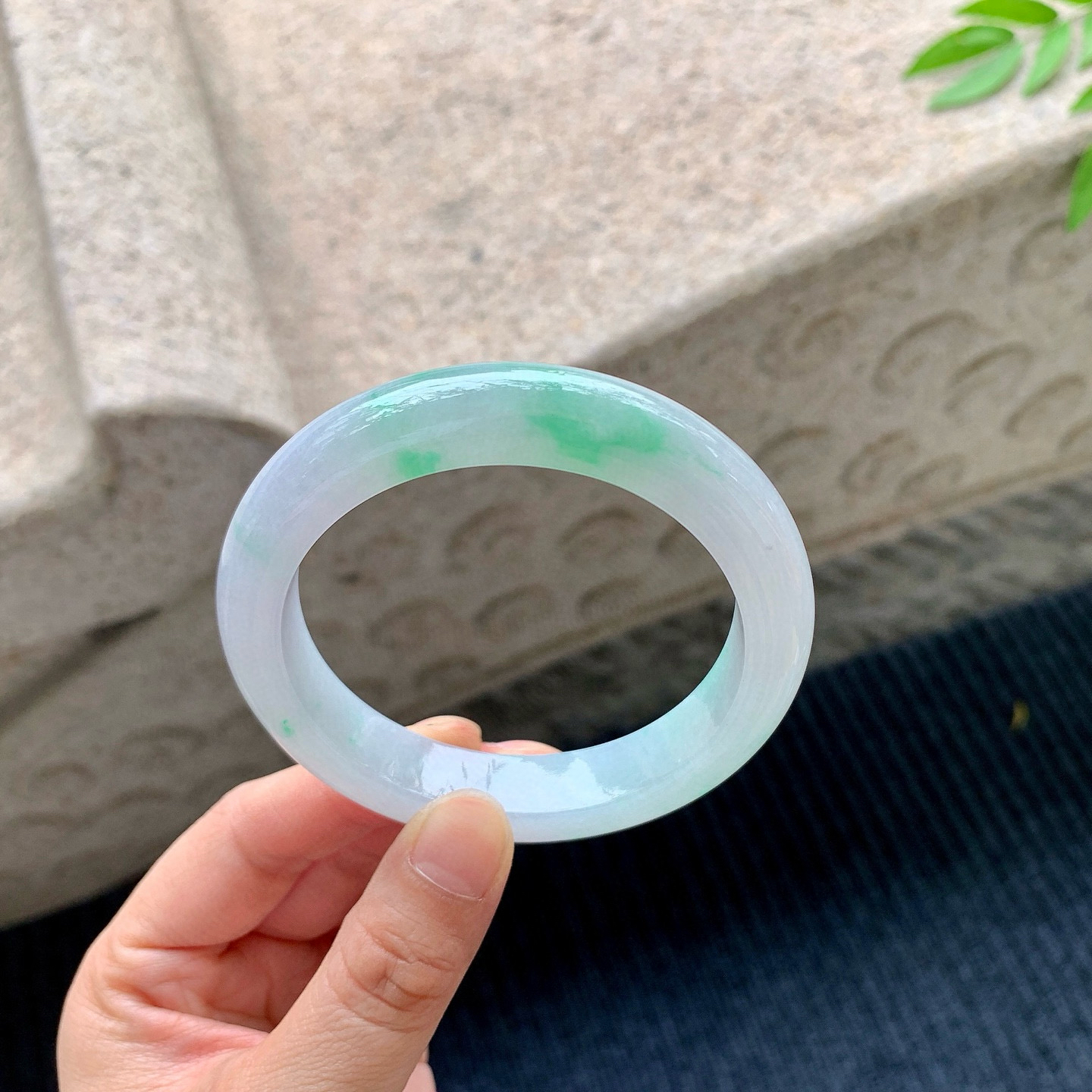 正圈55 56
【圈口】56.2/12/9
【描述】淡春彩，水润，种老，细腻，无纹裂！