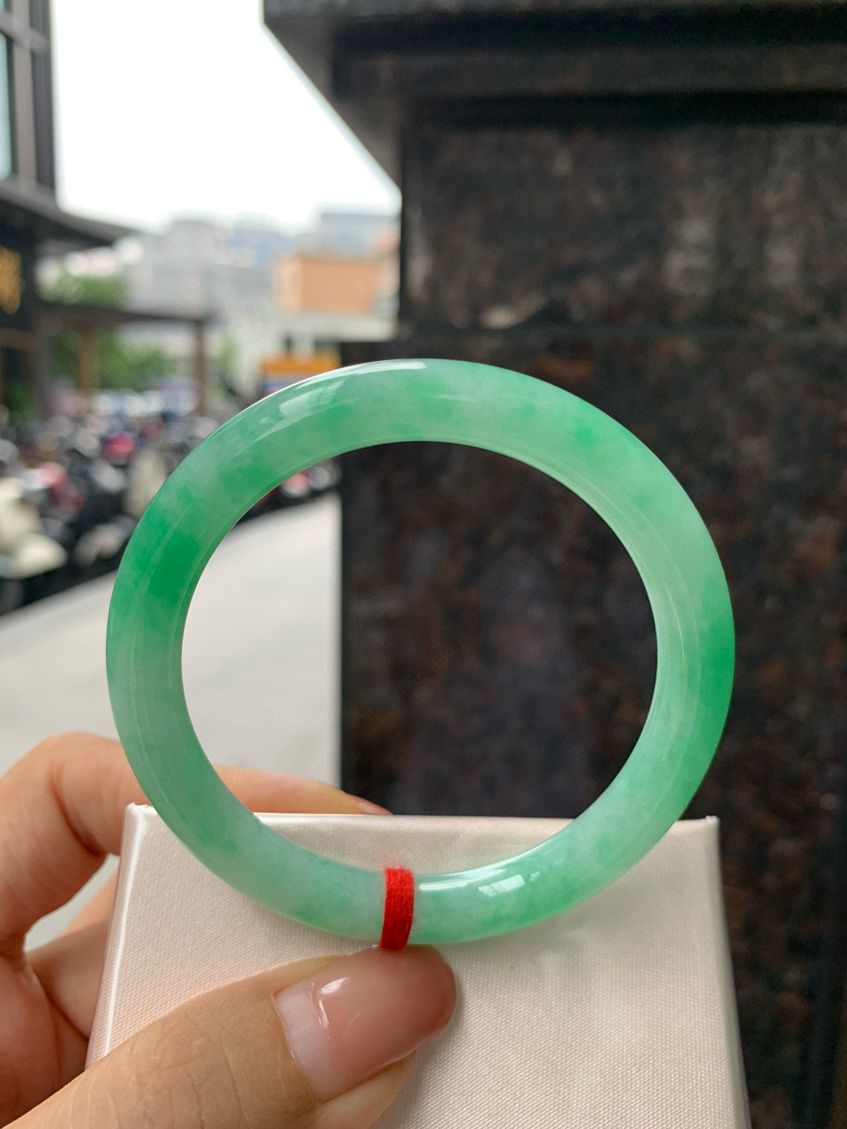 飘绿美人条
52.5-8-7.7
无纹裂，底妆细腻，近满绿美人条仙女专属款