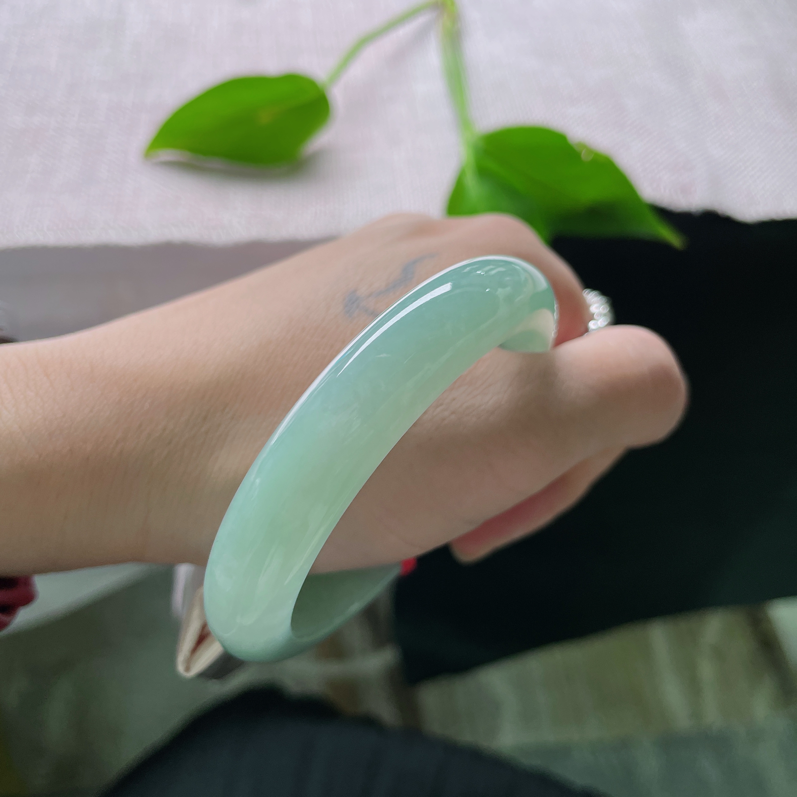 55.4/12.1/8.1，绿底正圈，温润如玉，青翠欲滴，一抹东方雅韵绕腕间。无纹裂