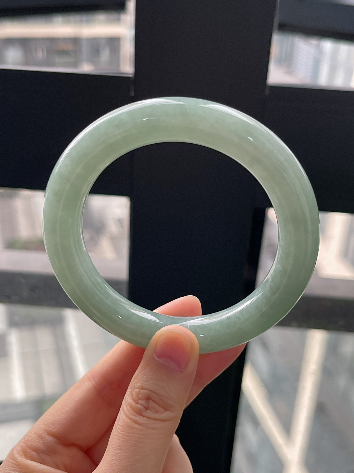 圆镯57.6圈口，翡翠糯化种淡绿色手镯