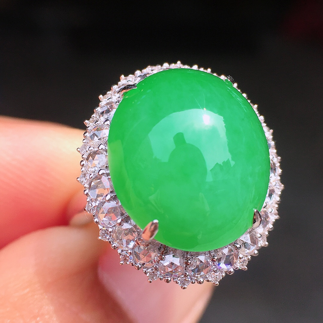 阳绿蛋面戒指，色泽均匀艳丽，玉质细腻，荧光感超
强，饱满圆润，尽显优雅气质，18k
金豪华镶嵌