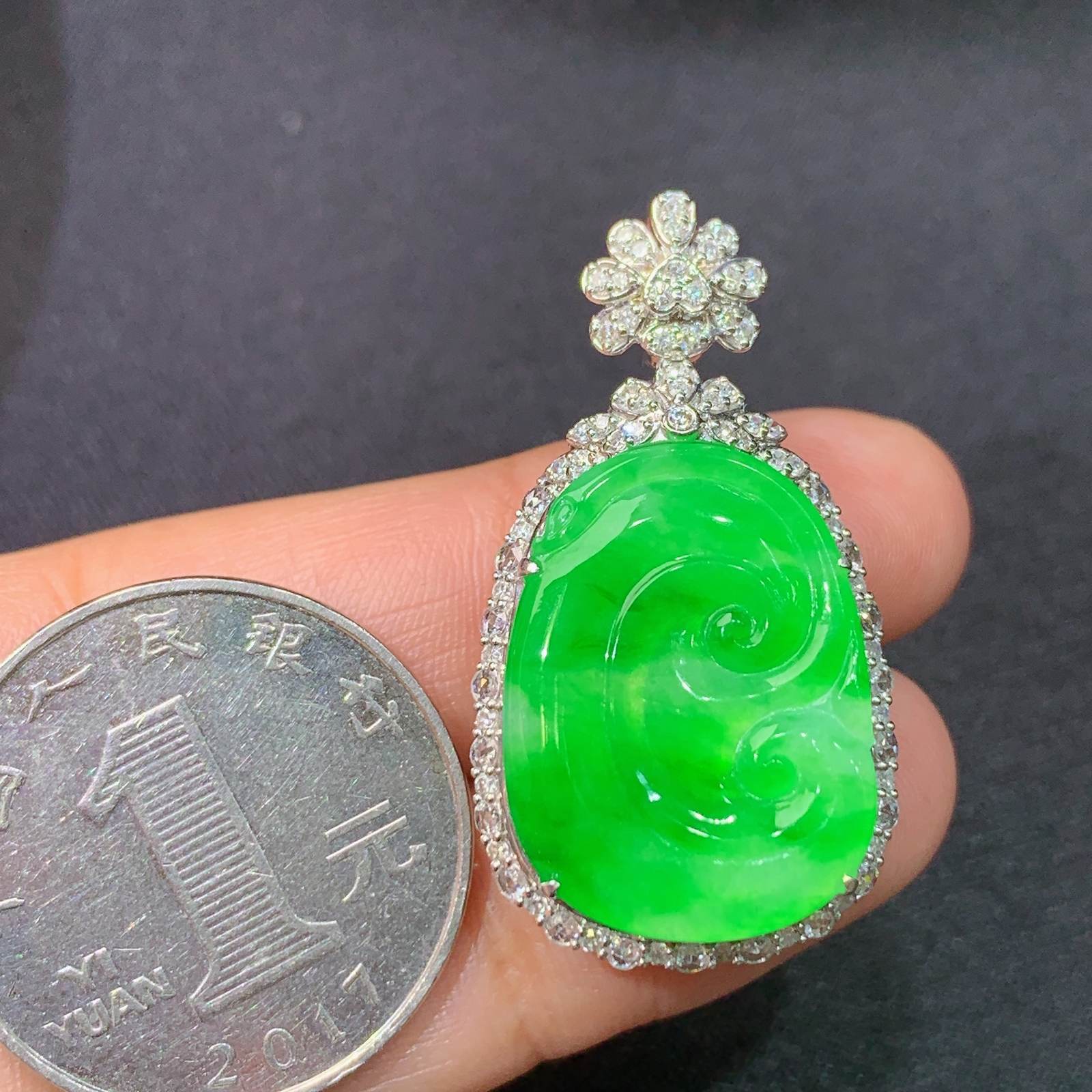 冰阳绿如意吊坠，18k金镶嵌，冰润色阳，玉质细腻，种水足，Dgj 尺寸35.3*19.1*9