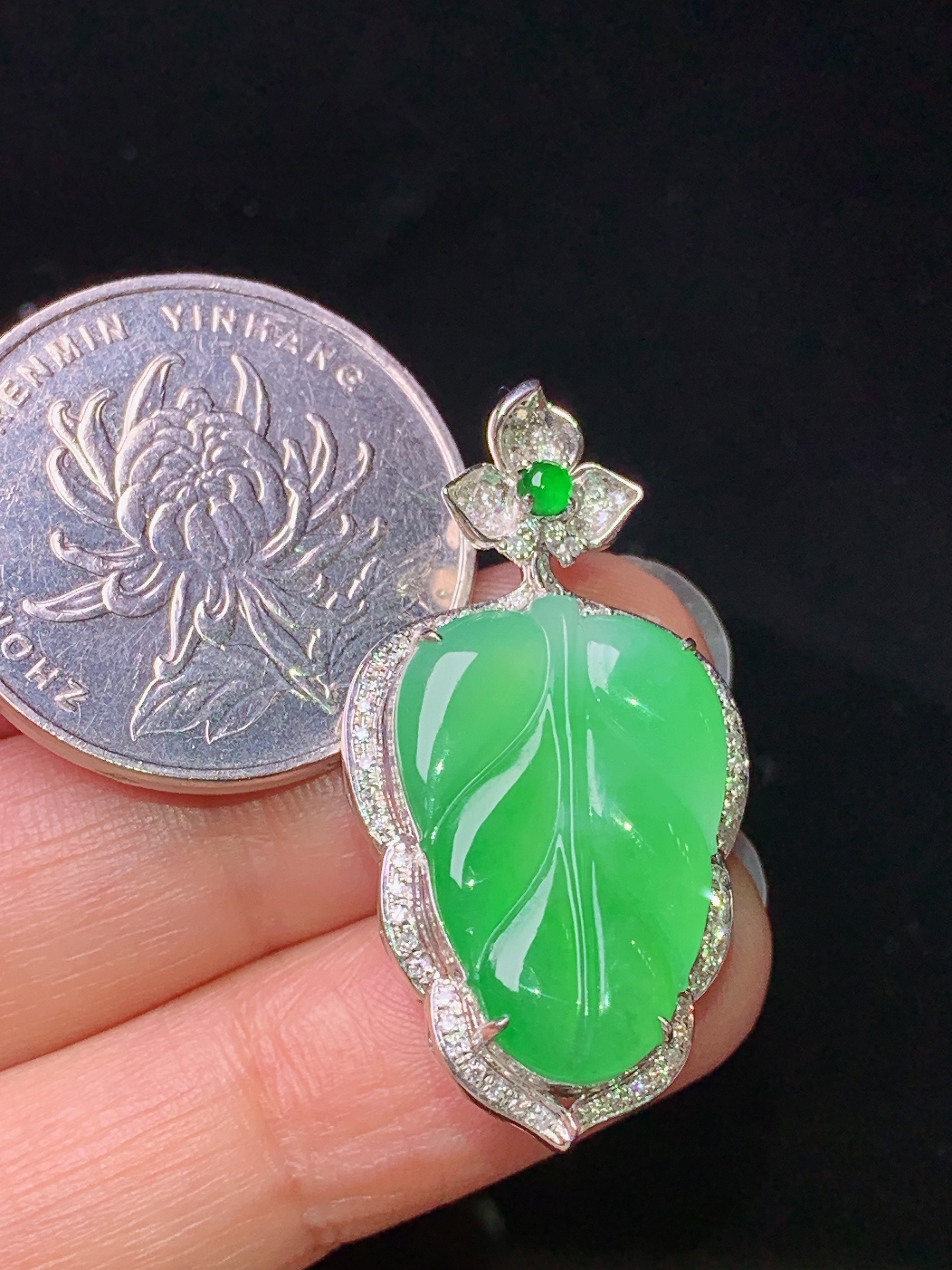 18k金钻镶嵌翠绿树叶吊坠 玉质细腻 色泽艳丽清新 水润亮眼 整体尺寸33.5*17.8*7t1