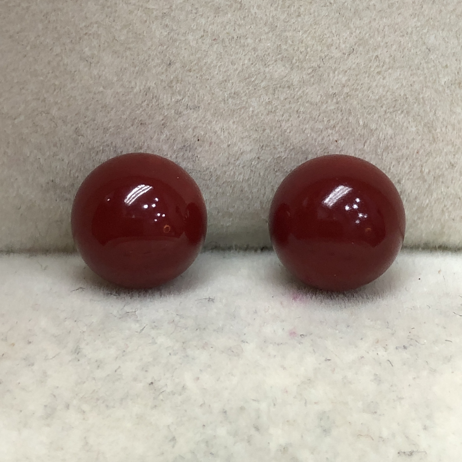 【天然日本阿卡赤血牛血红珊瑚9.7mm大圆珠对珠】天然无添加无优化，阿卡赤血牛血红颜色，光泽柔润透亮，直径约为9.7*9.7*9.7mm，重量2.57克，珊瑚本为佛教珍宝，来自深海千年生长，属于有机宝石，气场强大，稀少珍贵！收藏精品！传承宝贝！未打通孔，背面有阿卡标志性白芯眼，️自行设计耳饰，手镯，多宝等