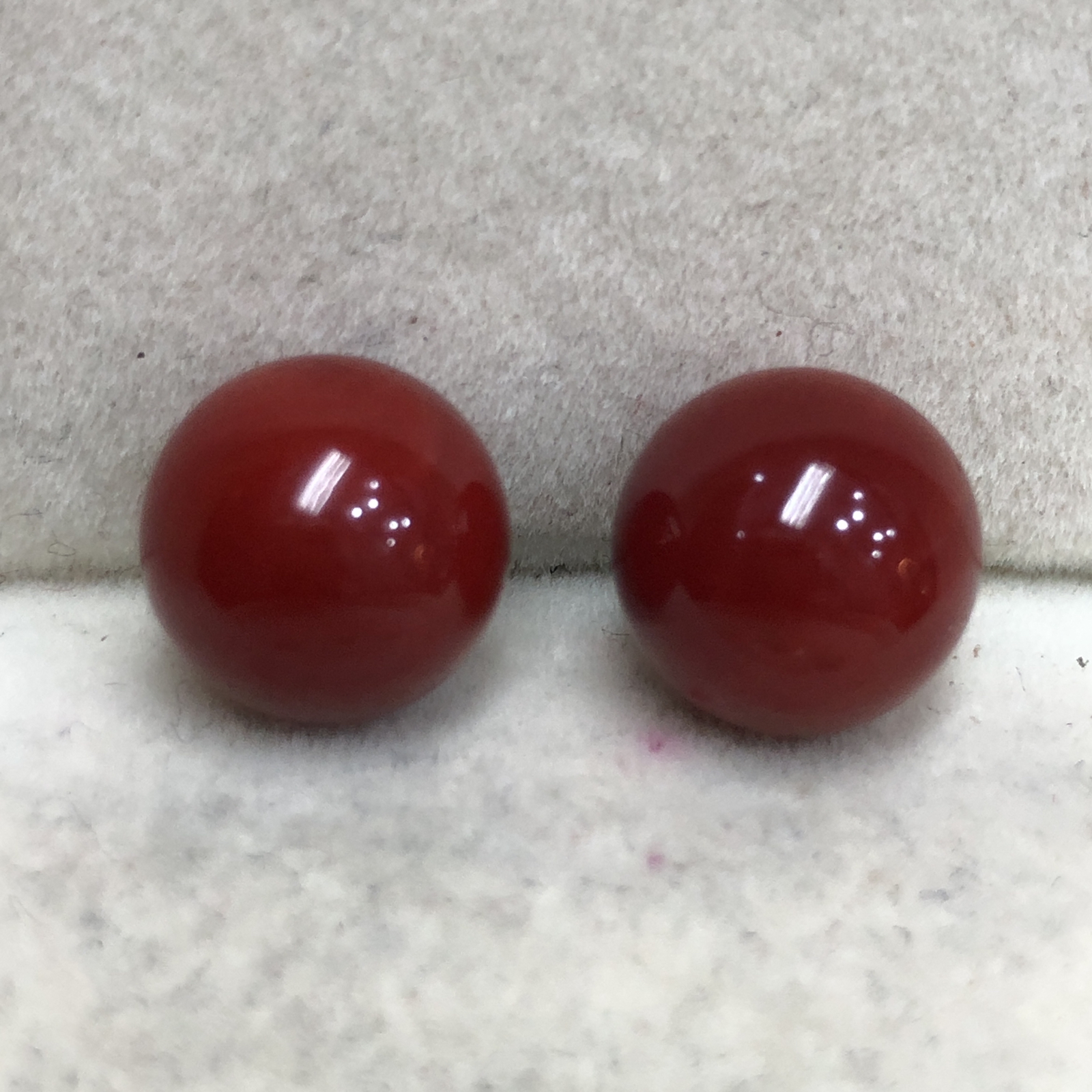 【天然日本阿卡牛血红珊瑚10mm大圆珠对珠】天然无添加无优化，阿卡牛血红颜色，光泽柔润透亮，直径约为10*10*10mm，重量2.91克，珊瑚本为佛教珍宝，来自深海千年生长，属于有机宝石，气场强大，稀少珍贵！收藏精品！传承宝贝！未打通孔，背面有阿卡标志性白芯眼，️自行设计耳饰，手镯，多宝等