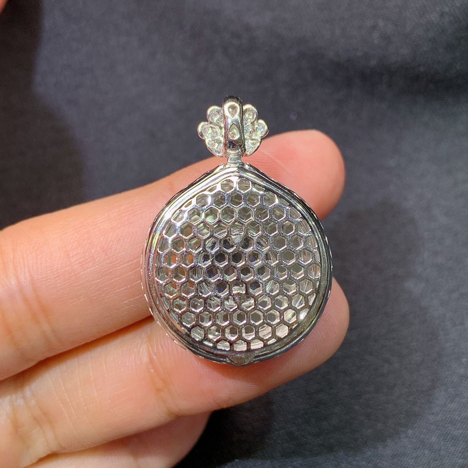 冰阳绿圆牌吊坠，18k金镶嵌，冰润色阳，种老水足，Rj 尺寸30.1*21.6*8.5