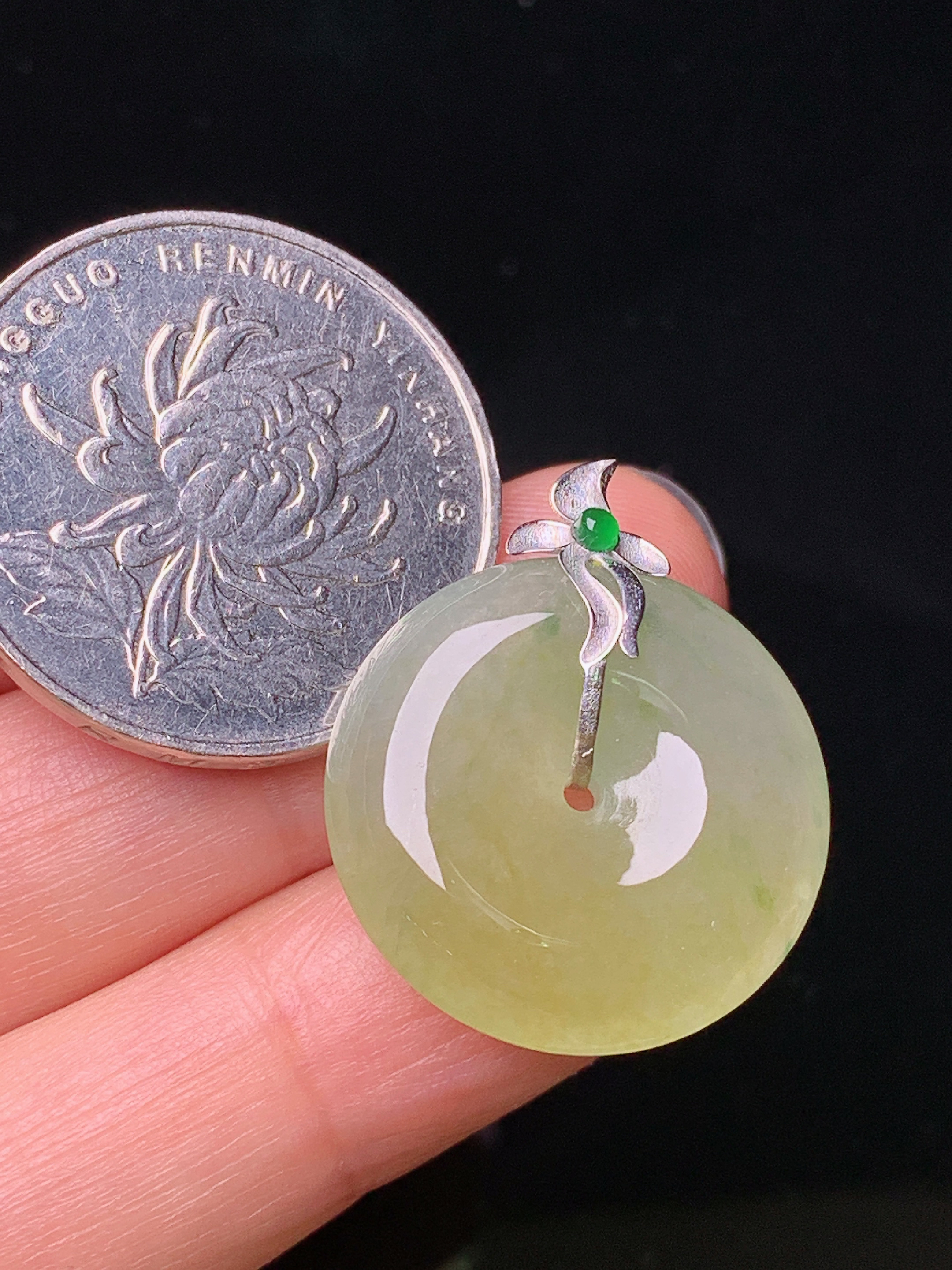 18k金镶嵌黄翡平安扣吊坠 玉质细腻 色泽艳丽清新 水润亮眼 整体尺寸25.3*21*6j2