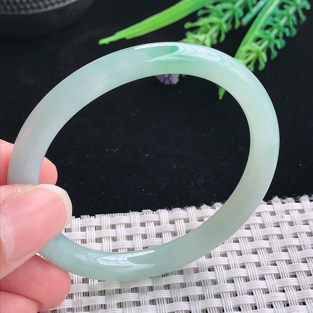 实拍A货翡翠52.5/48.5/7.4/7.2老坑冰胶水灵飘绿贵妃手镯叮当镯