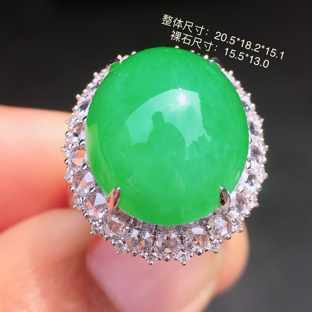 阳绿蛋面戒指，色泽均匀艳丽，玉质细腻，荧光感超
强，饱满圆润，尽显优雅气质，18k
金豪华镶嵌