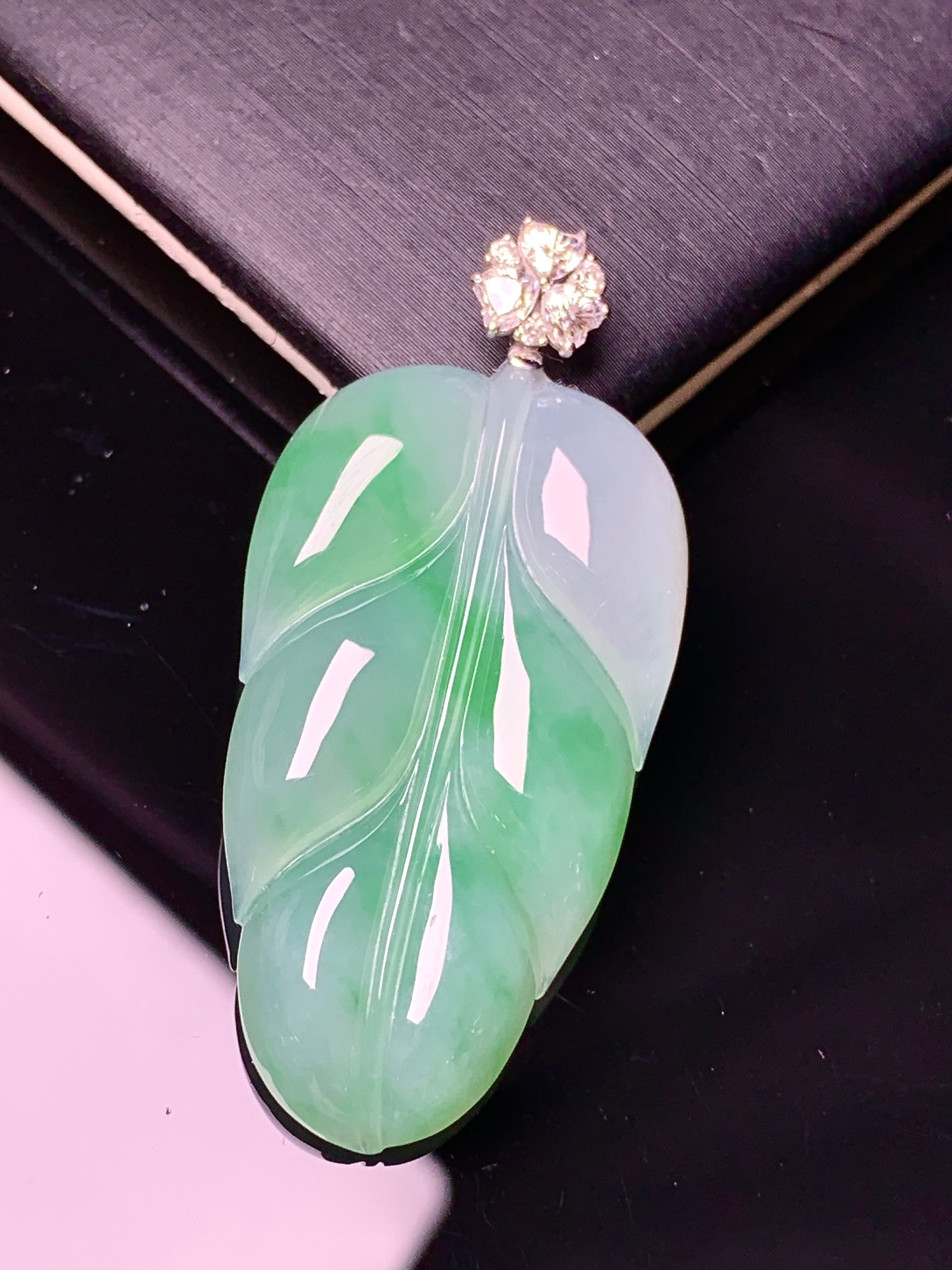 18k金莫桑钻镶嵌飘绿树叶吊坠 玉质细腻 色泽艳丽清新 水润亮眼 整体尺寸43.2*19.8*4.8a2