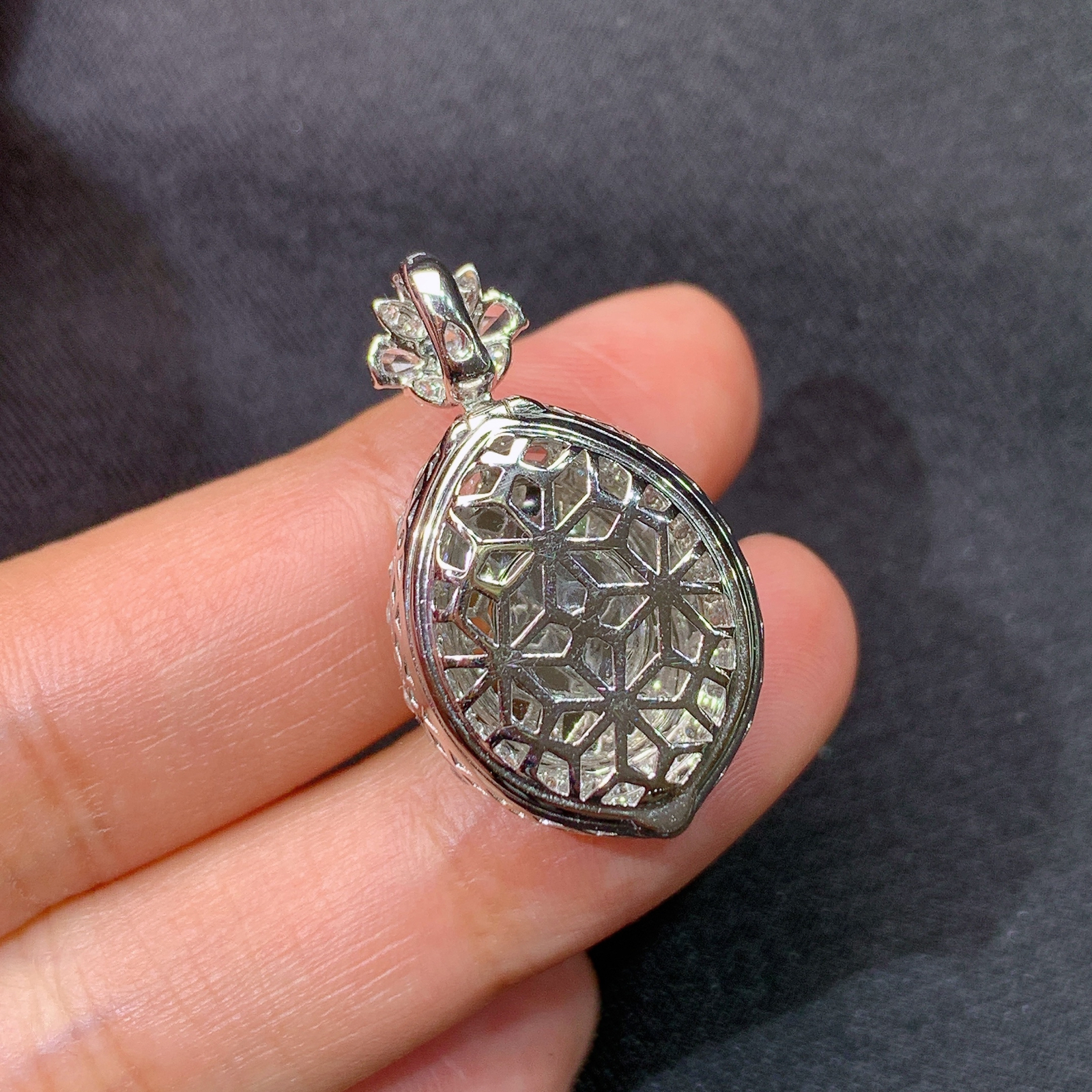 冰阳绿蛋面吊坠，18k金镶嵌，冰润色阳，玉质细腻，种水足，Rj 尺寸28.8*16.4*11.5