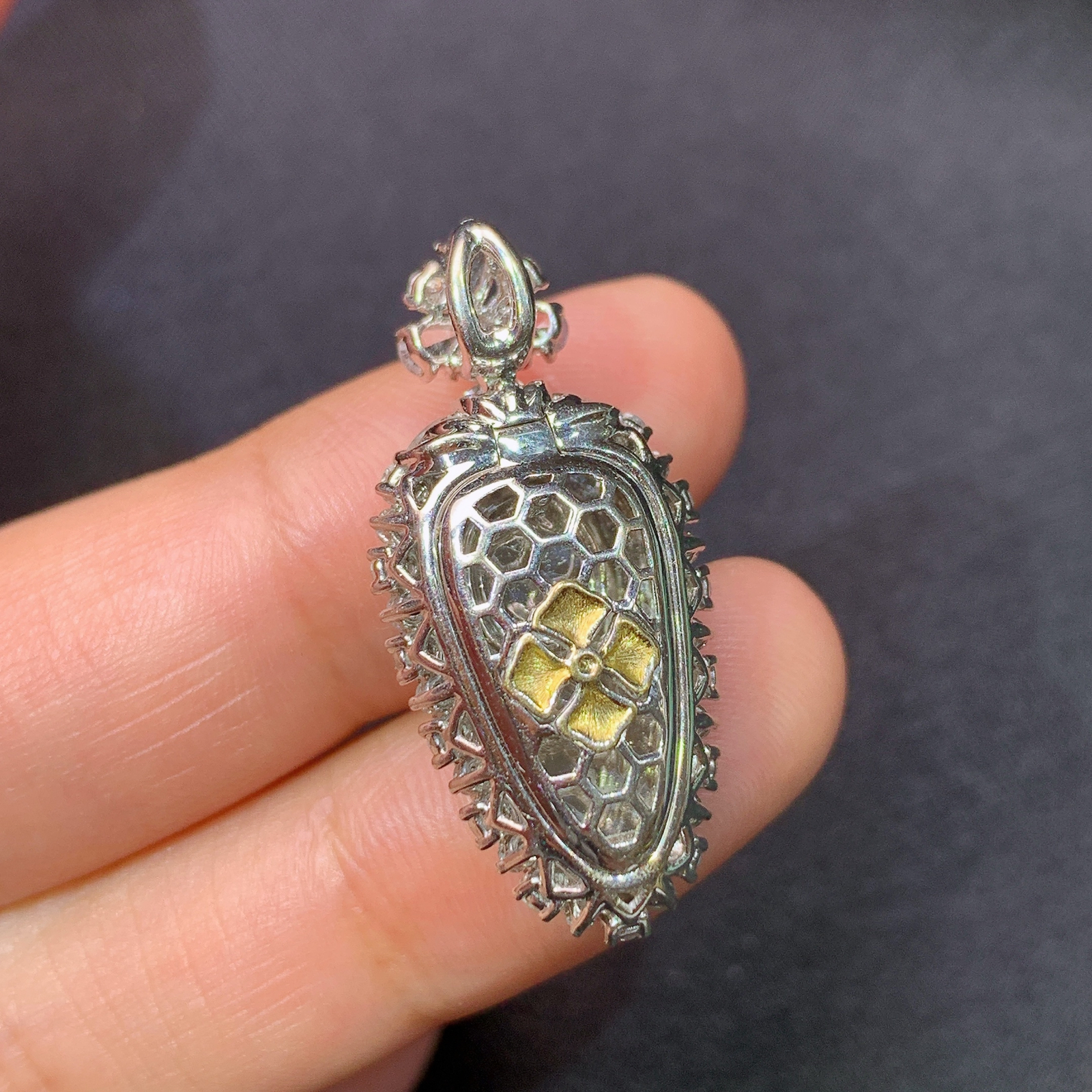 冰阳绿树叶吊坠，18k金镶嵌，冰润色阳，玉质细腻，种水足，Dd 尺寸30.9*14.2*8