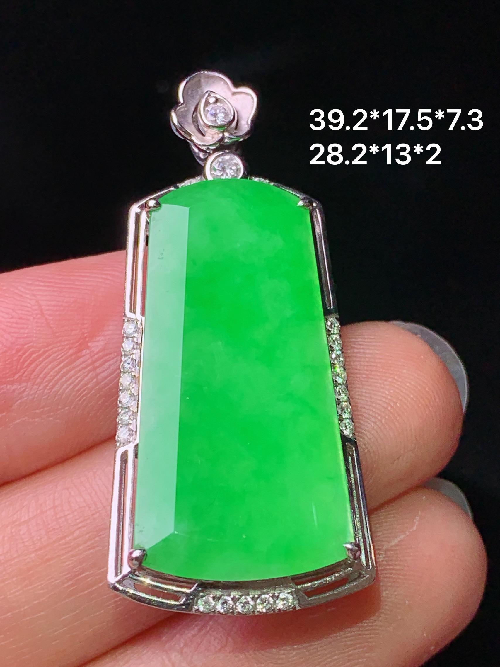18k金钻镶嵌翠绿无事牌吊坠 玉质细腻 色泽艳丽清新 水润亮眼 整体尺寸39.2*17.5*7.3g1