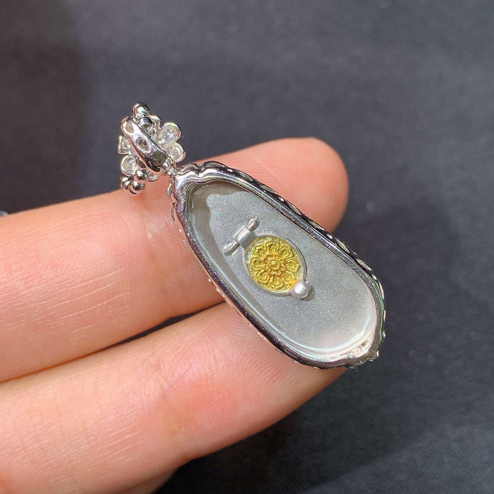 冰阳绿福豆吊坠，18k金镶嵌，冰润色阳，玉质细腻，种水足，Ff 尺寸32.5*11.6*8