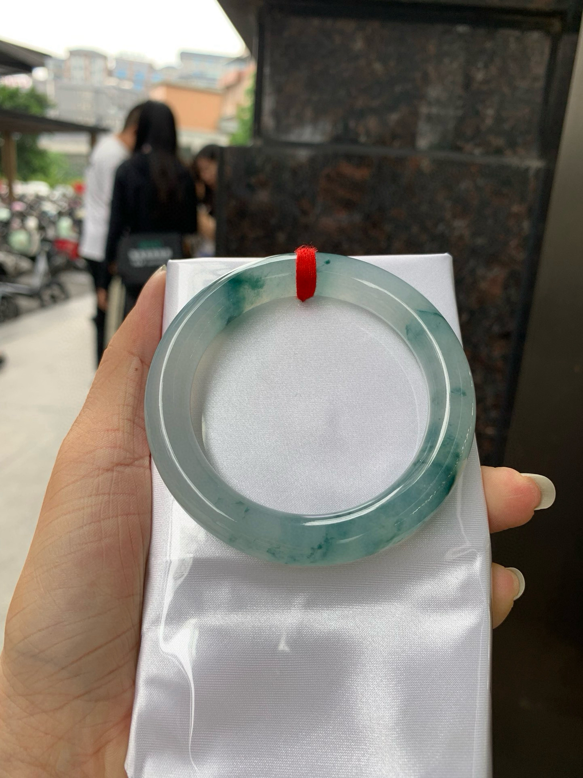 冰飘花圆条
54.1-10.3-10.6
底妆冰润白净，胶润的底妆中开出了朵朵兰花，半山半水的意境，勾勒出一幅唯美诗意的山水意境画