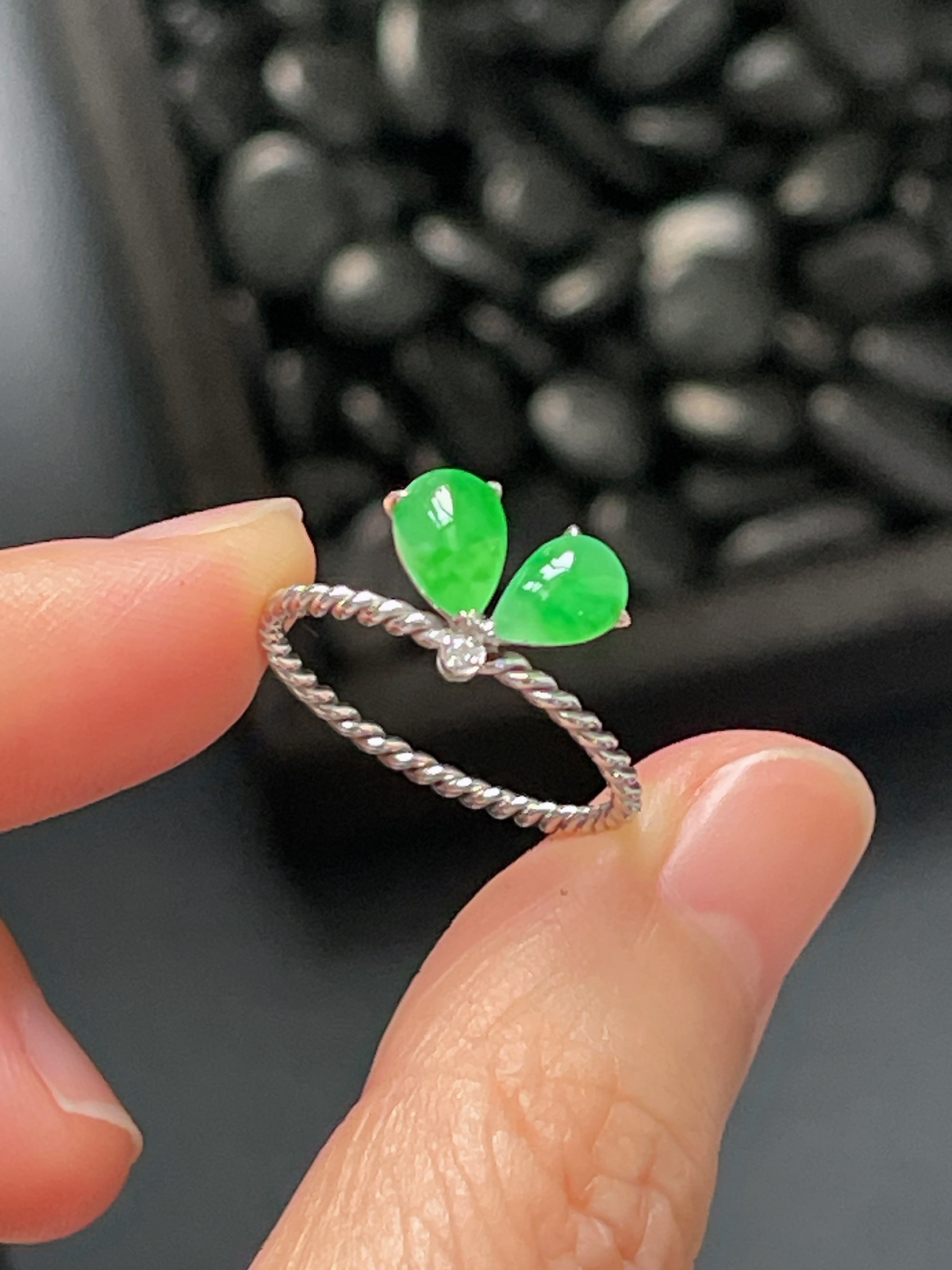 18k金翡翠绿色戒指