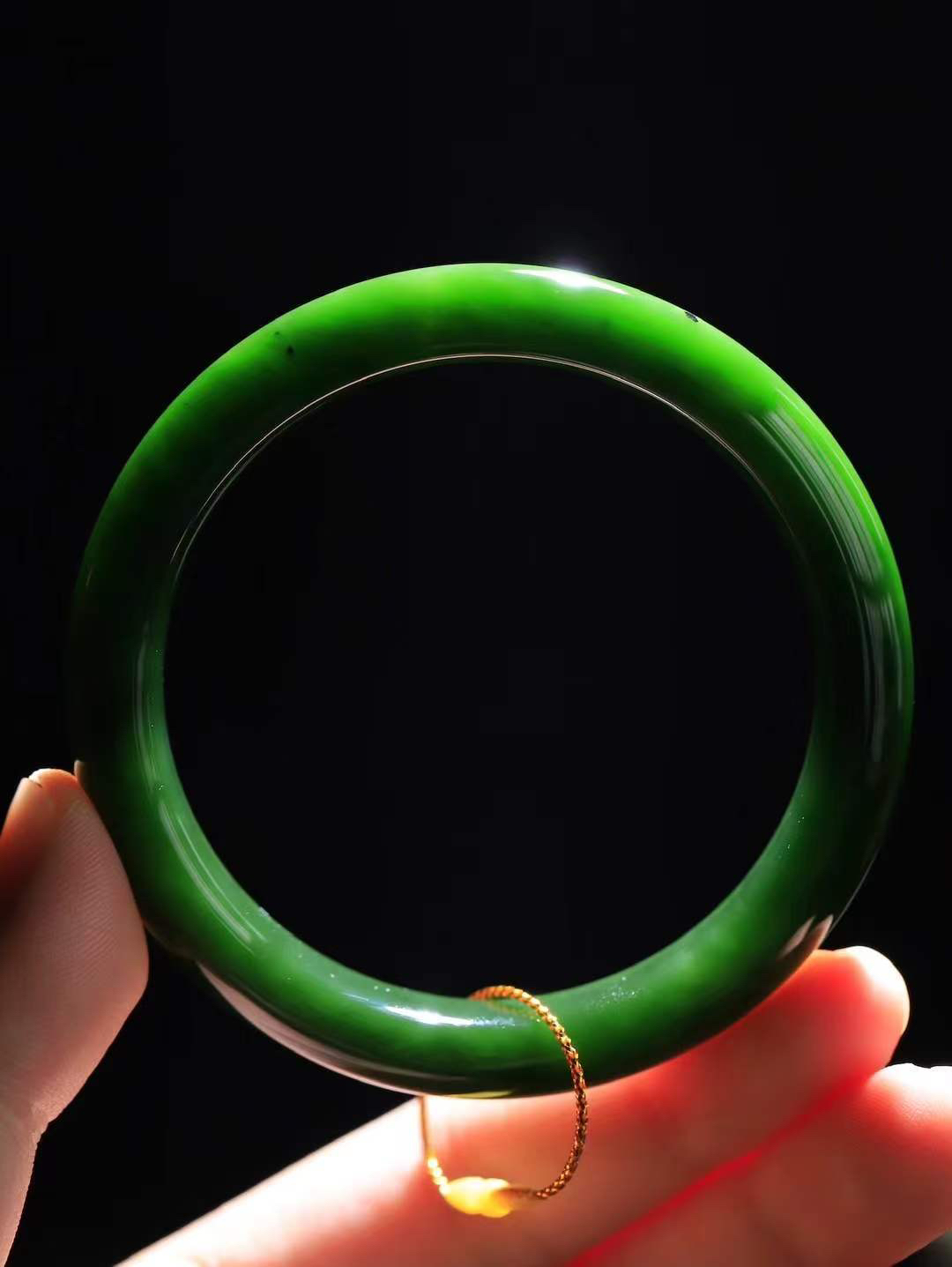 （碧色荡漾.手镯）

精品和田玉碧玉微猫眼手镯，灼灼其华想像靓妆淡伫 ，腕间绿意跳脱冰壶莹，坐间静对，姑射仙姿潇洒处，艳冶最奇料子油润滋腻镯型饱满，手感上佳。重57.5克   内径60mm尺寸12.2-8.8mm  24372313T