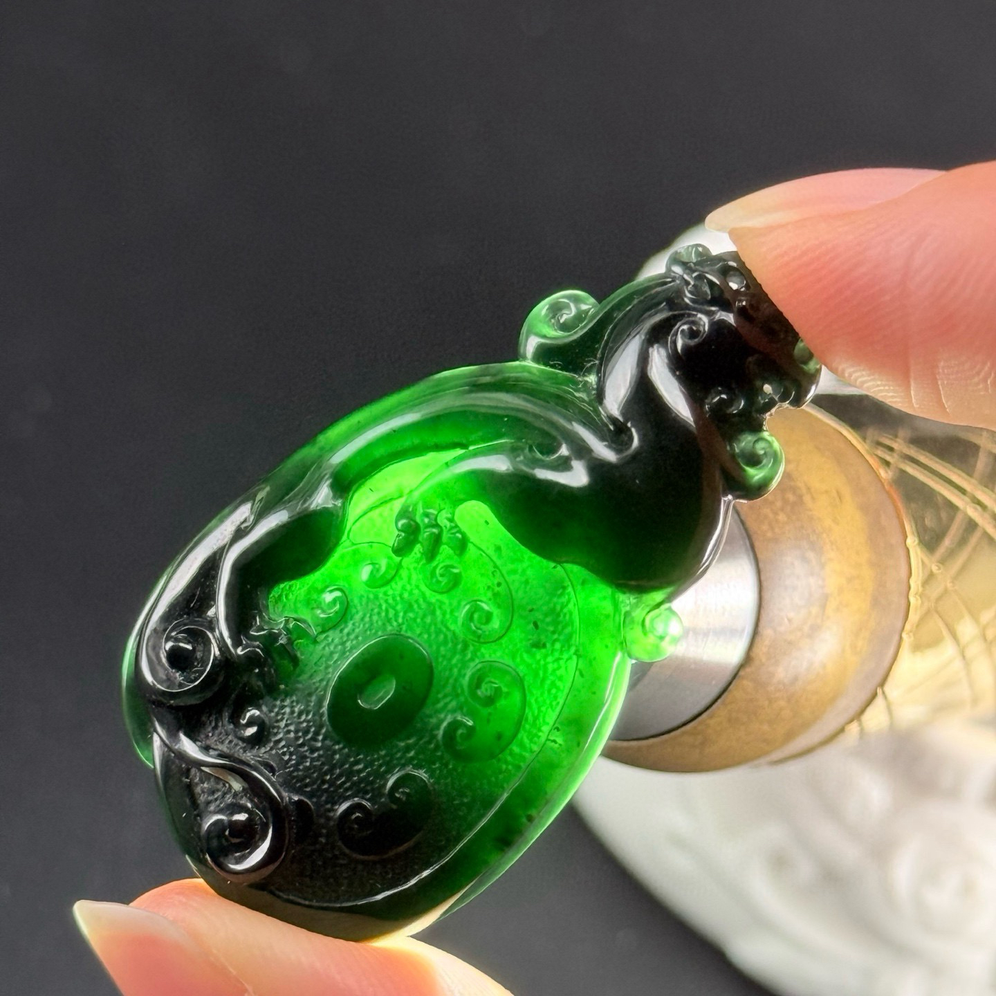 精品18k墨翠仿古龙牌 种好色正 黑度极好 打灯通透 油性十足  尺寸40.6