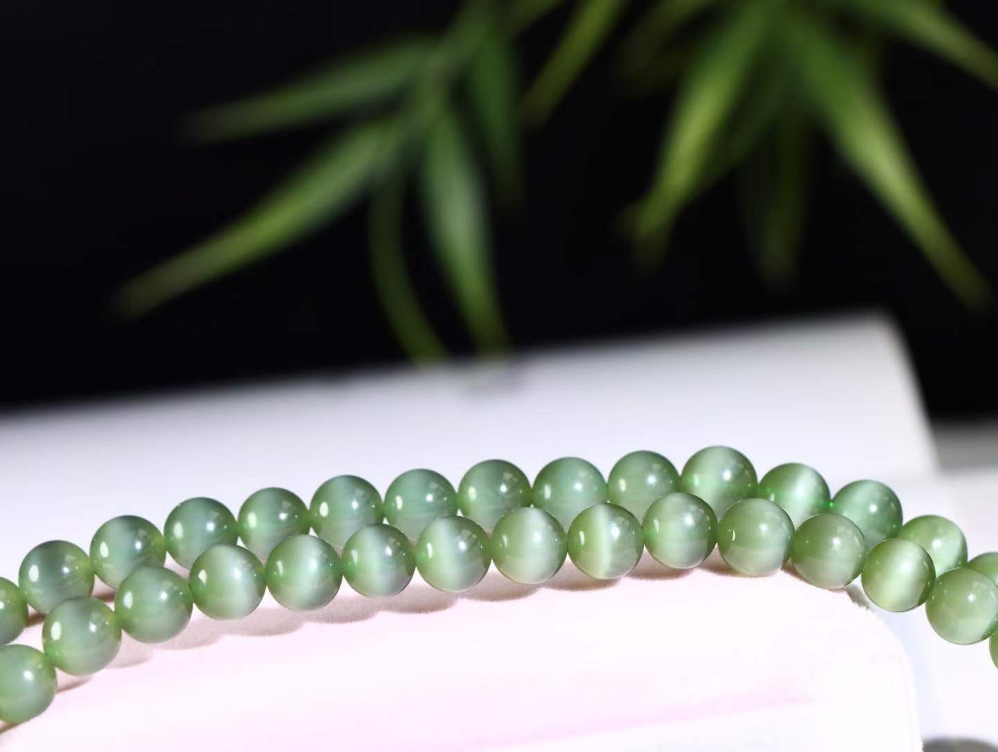 【珠圆玉润】

精品和田玉碧玉猫眼项链 玉质温润细腻  眼线灵动 整串打磨圆润，佩戴舒适。珠珠落玉盘