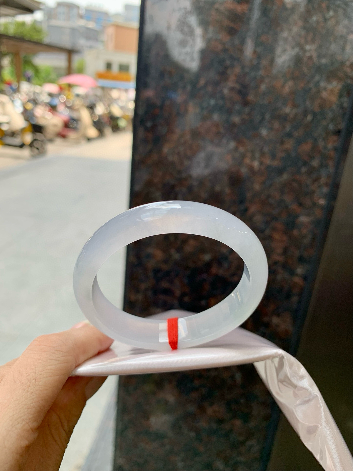 冰粉紫贵妃
54-48-7.6-12.3
底妆冰透有光感，梦幻冰粉紫，颜色淡雅，不像高饱和度的紫色那样扎眼，种水很通透，盈润感满满，不需要过多修饰，简单雕琢，韵味尽显其中。