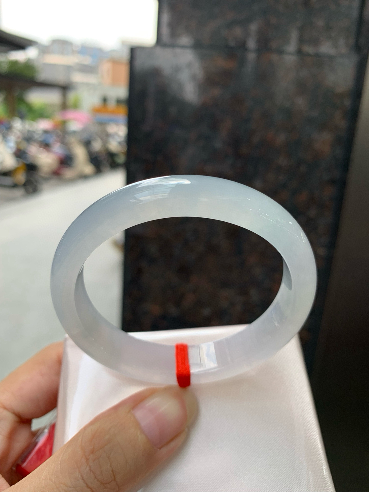 冰粉紫贵妃
54-48-7.6-12.3
底妆冰透有光感，梦幻冰粉紫，颜色淡雅，不像高饱和度的紫色那样扎眼，种水很通透，盈润感满满，不需要过多修饰，简单雕琢，韵味尽显其中。