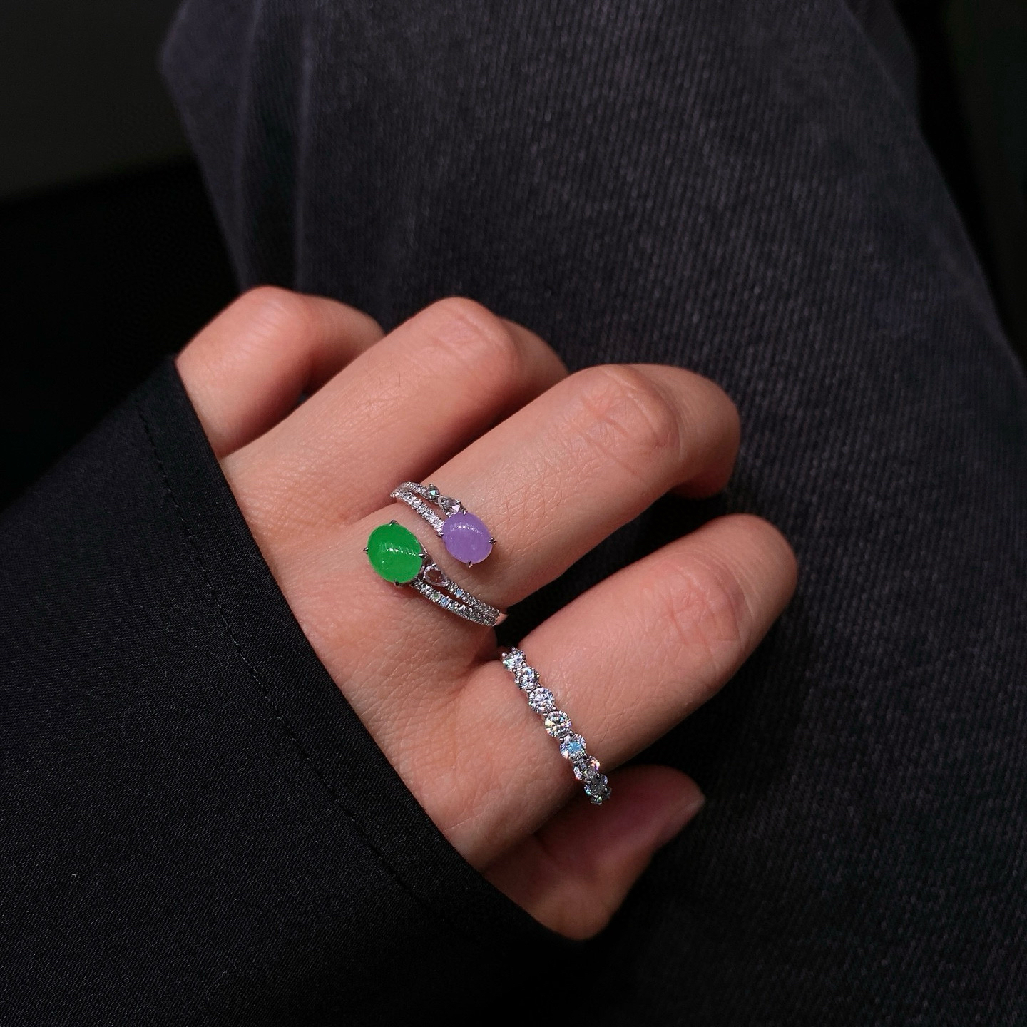 双色蛋面戒指 
紫罗兰的温柔与阳绿的贵气碰撞
让人眼前一亮，实物更美～
18k金镶嵌，佩戴美观大方！