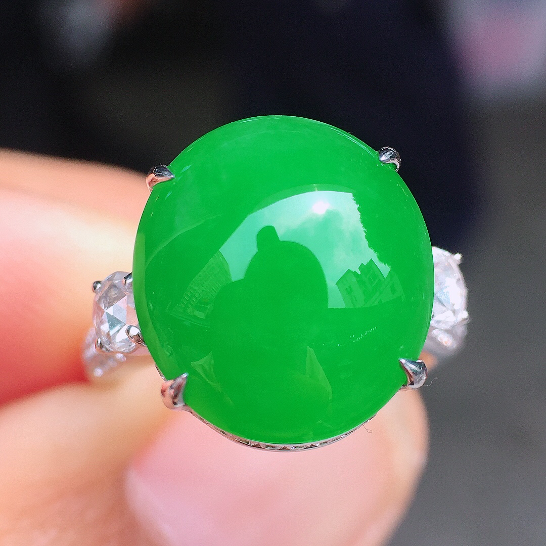 阳绿蛋面戒指，色泽均匀艳丽，玉质细腻，荧光感超
强，饱满圆润，尽显优雅气质，18k
金豪华镶嵌