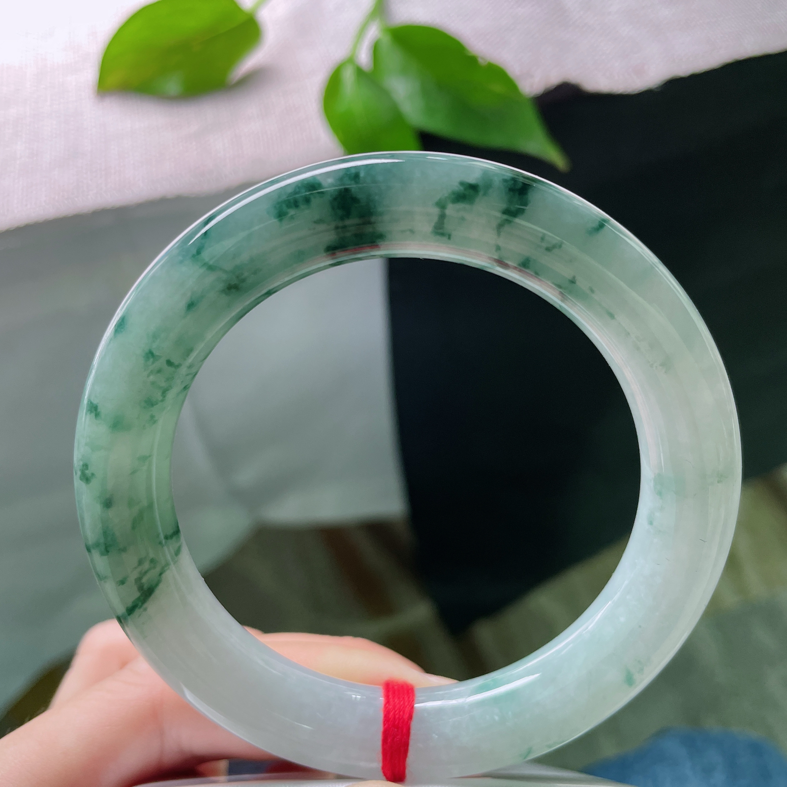 60/12.2，飘花圆条，大圈口，天然孤品，无两花色，戴出专属气质。珠圆玉润，晶体