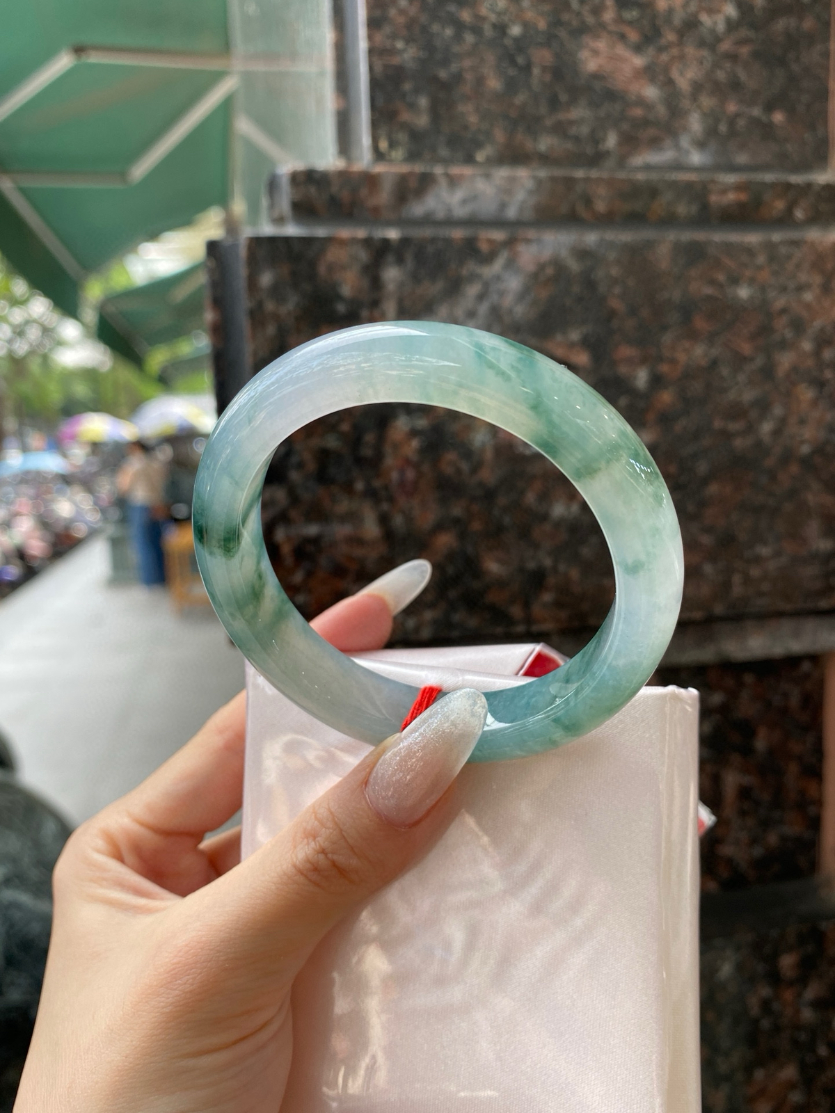 【冰蓝飘花手镯】
尺寸：55.8-12.1-8.9
自然光无滤镜，原图直出