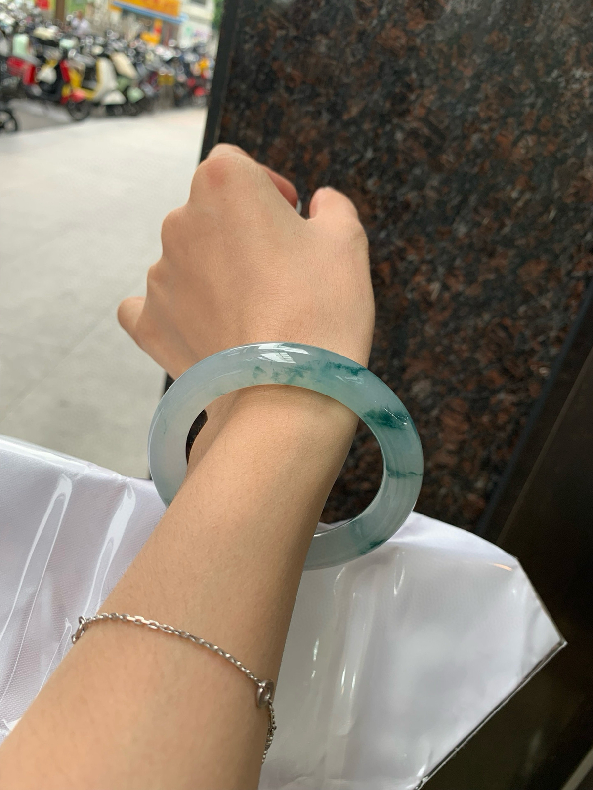 冰飘花圆条
54.1-10.3-10.6
底妆冰润白净，胶润的底妆中开出了朵朵兰花，半山半水的意境，勾勒出一幅唯美诗意的山水意境画