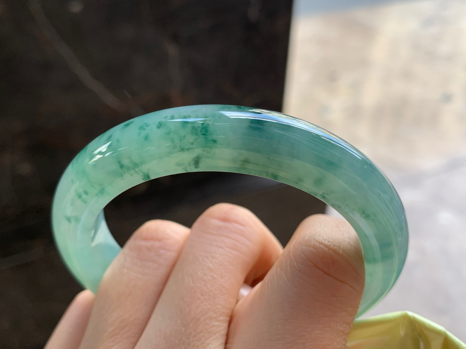 57-12.1-9.7

飘花手镯^_^鲜艳 玉质温润 细腻