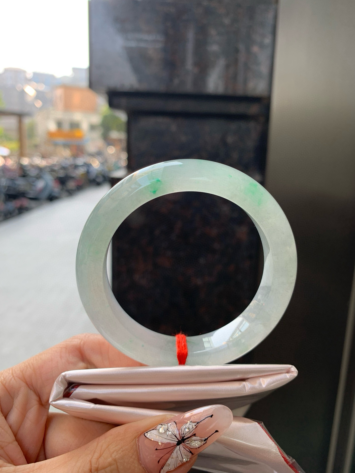 冰飘绿正圈
53.6-8.6-12.5
底妆冰润，几抹绿花点缀，简约却充满灵气，清新如芽，宛若自然的画卷凝结于腕间，静中带动，韵味悠长