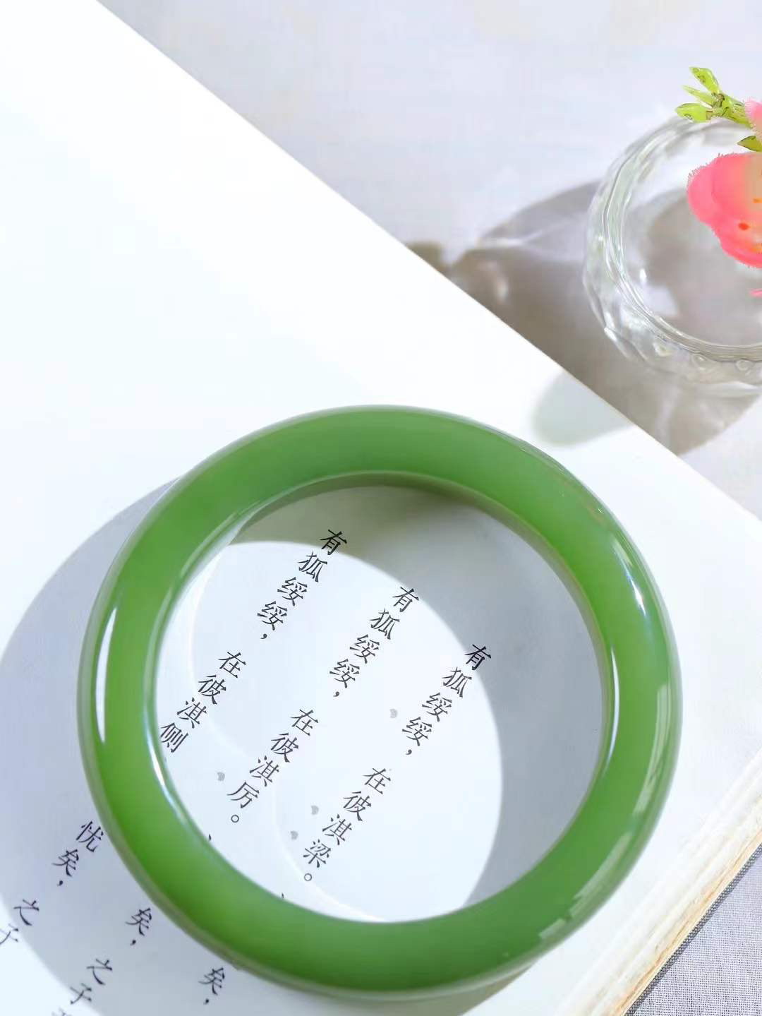 （柔情似水.手镯）

精品和田玉青黄口手镯，玉质温润细腻，镯型饱满圆润，优雅知性，姽婳于幽静兮，又婆娑乎人间，经典款型，古朴典雅。极具灵性，腕间风情，风姿卓越。 重72克   尺寸57.5-13-10.5mm    FDL-36372326