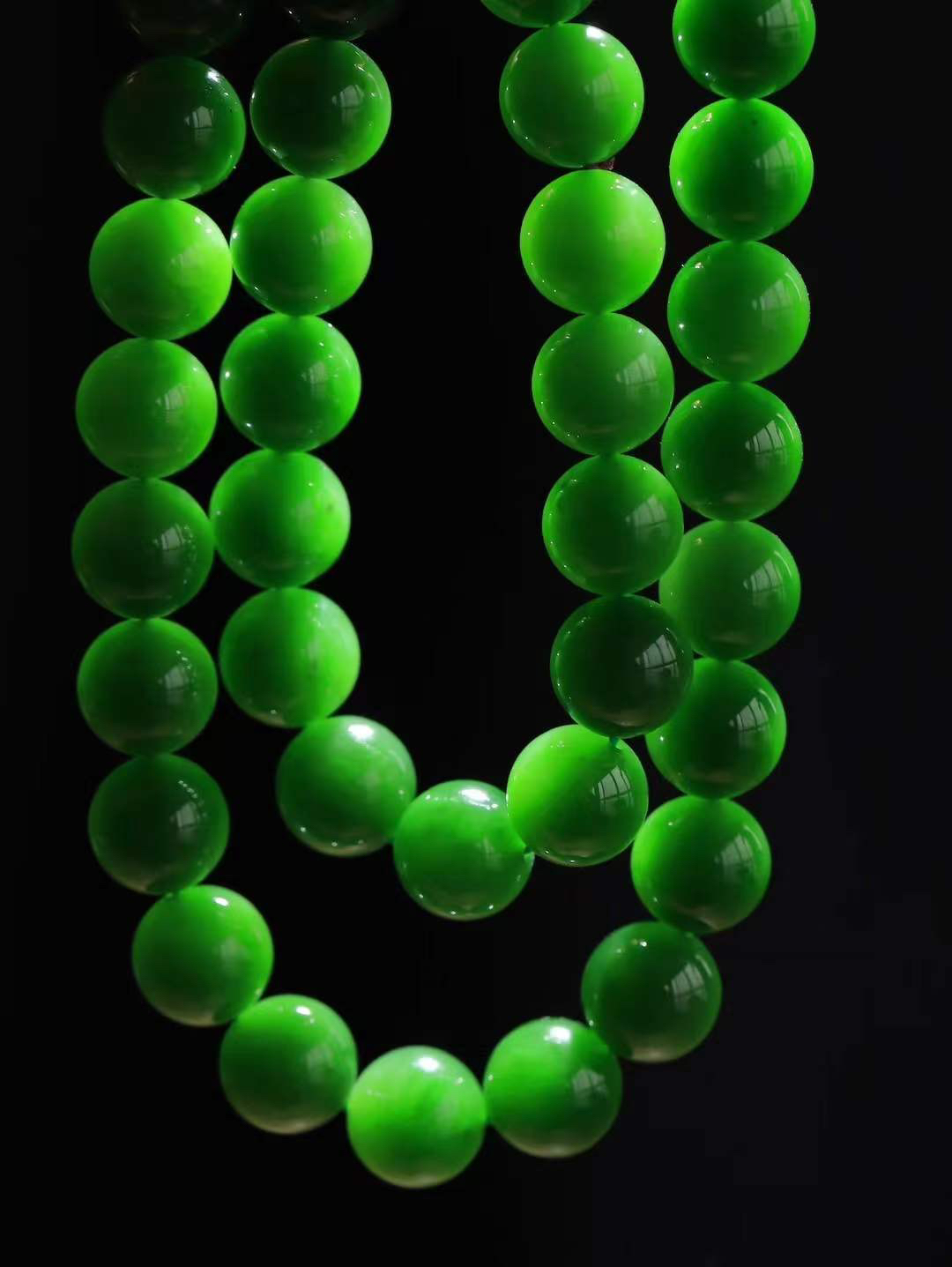 【珠圆玉润.项链】

收藏级臻品️和田玉碧玉珠圆玉润项链 玉质温润细腻  整串打磨圆润，佩戴舒适。珠珠落玉盘，间关莺语花底滑，一生美好时光，无论身在何处，都有它相伴相守。事事顺遂，幸福美满，吉祥如意。重115克 尺寸取一12mm  79352378A