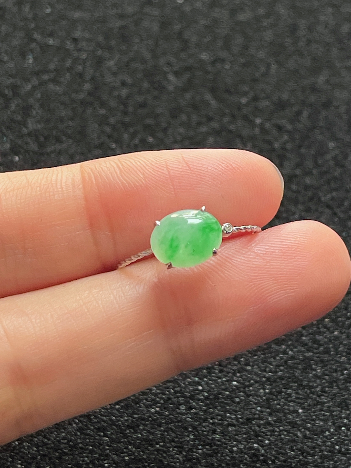 18k金翡翠绿色戒指