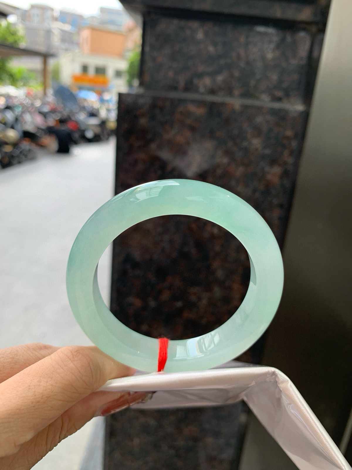 冰晴绿正圈
54.8-9.3-11.8
底妆水润细腻，满圈淡雅晴绿，像初春嫩芽落入清泉，均匀柔和，抬眼就是一片宁静感。