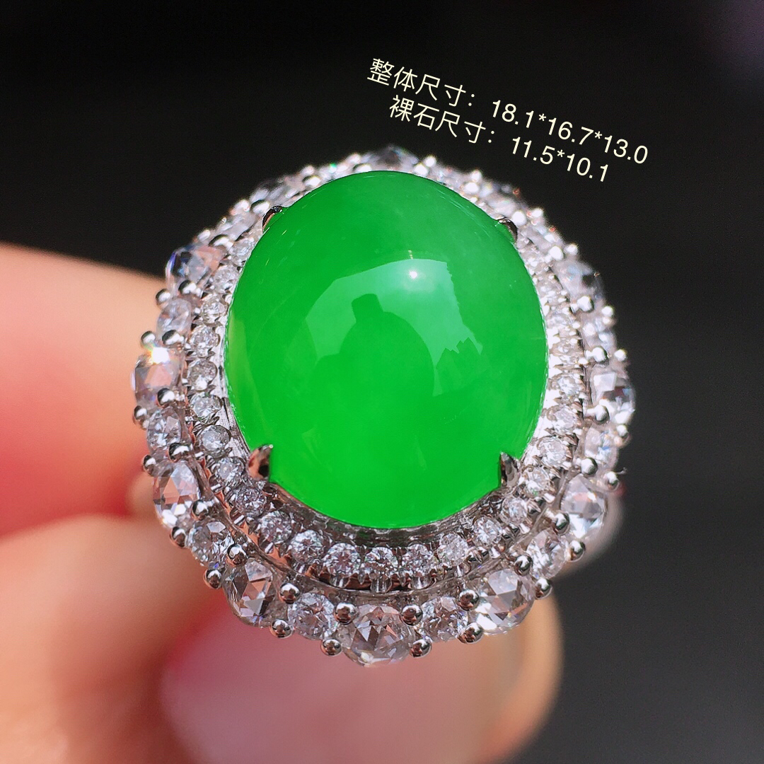 阳绿蛋面戒指，色泽均匀艳丽，玉质细腻，荧光感超
强，饱满圆润，尽显优雅气质，18k
金豪华镶嵌