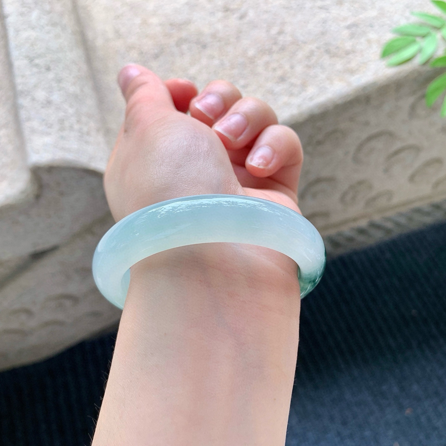 正圈52 53
【圈口】53.6/12.6/8.2
【描述】冰飘花，水润，种老，细腻，无纹裂！