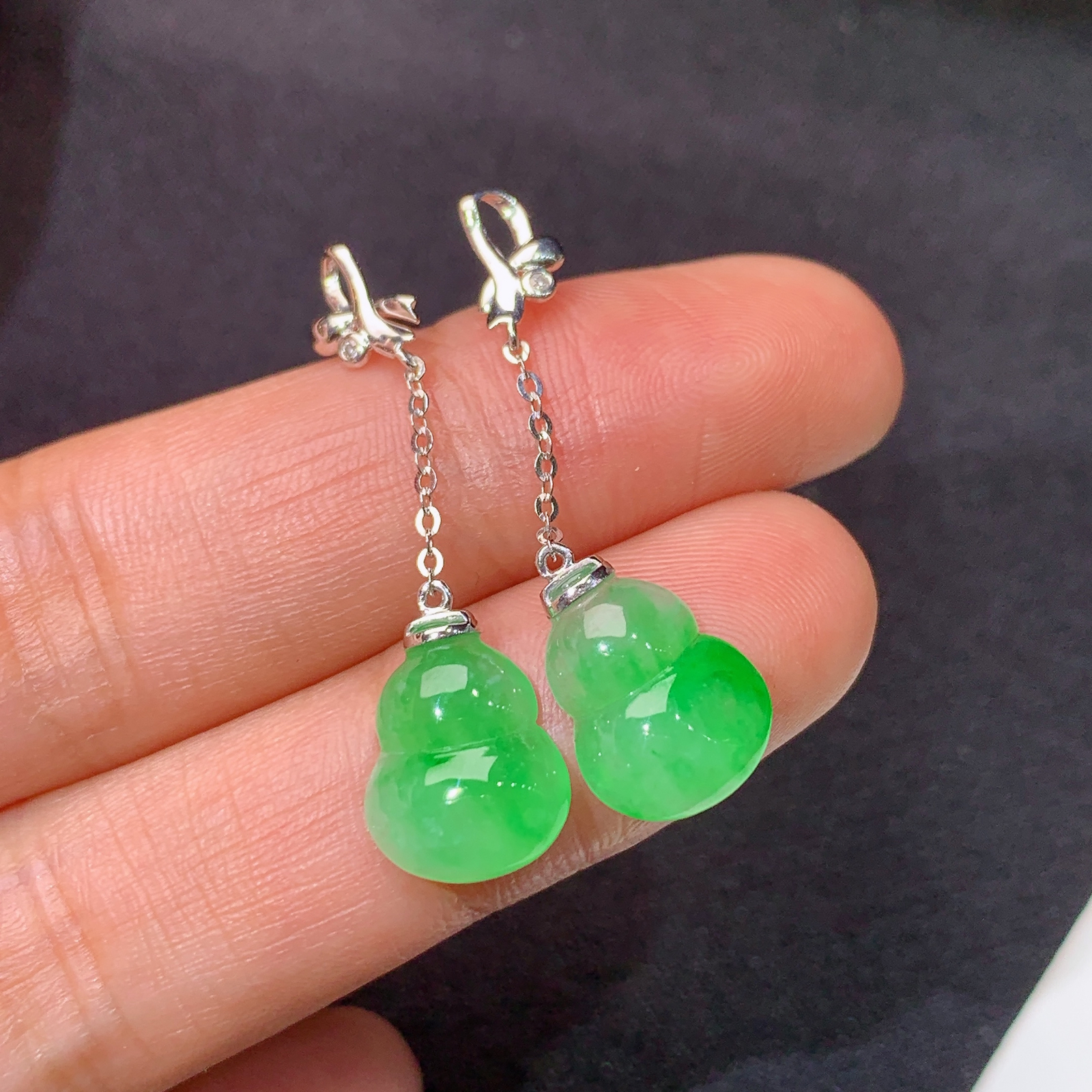 冰阳绿葫芦耳坠，18k金镶嵌，简约时尚，冰润色阳，种水足，Ax 尺寸10.9*9.1*3.3