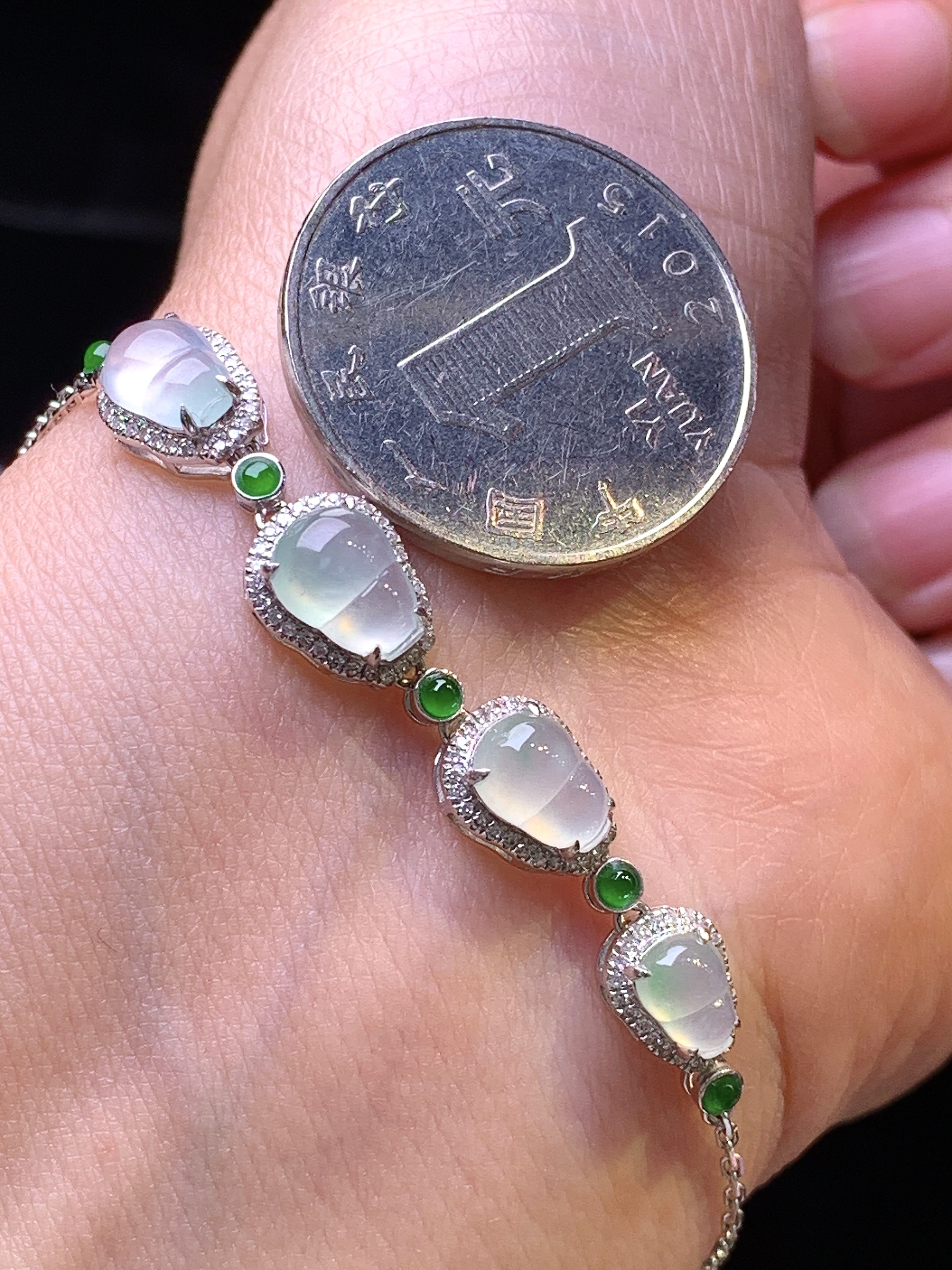 18k金钻镶嵌冰种葫芦手链 玉质细腻 色泽艳丽清新 水润亮眼 整体尺寸180*7.8*5.6j2