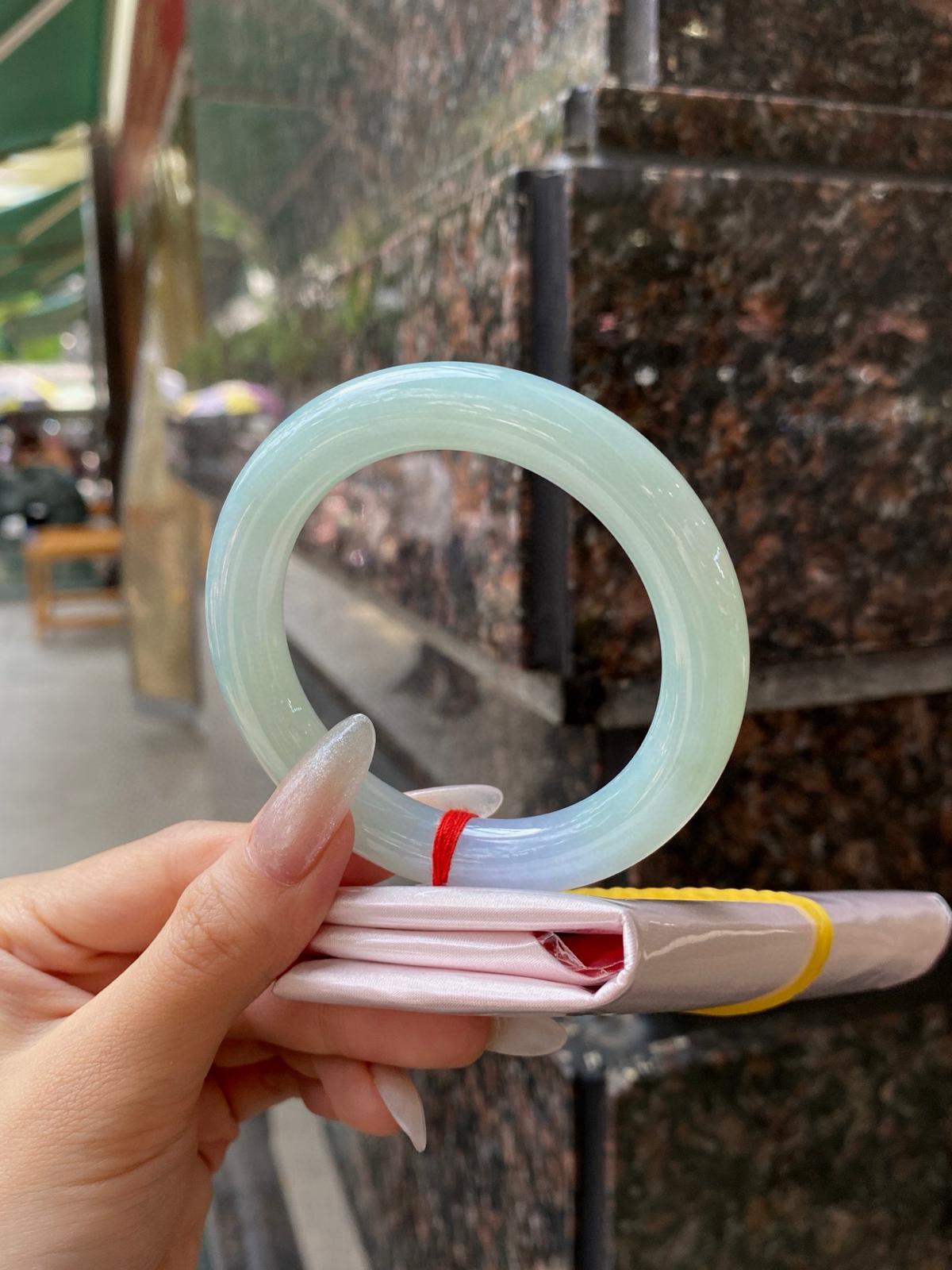 【果绿圆条手镯】
尺寸：55.2-10.8-10.8
自然光无滤镜，原图直出