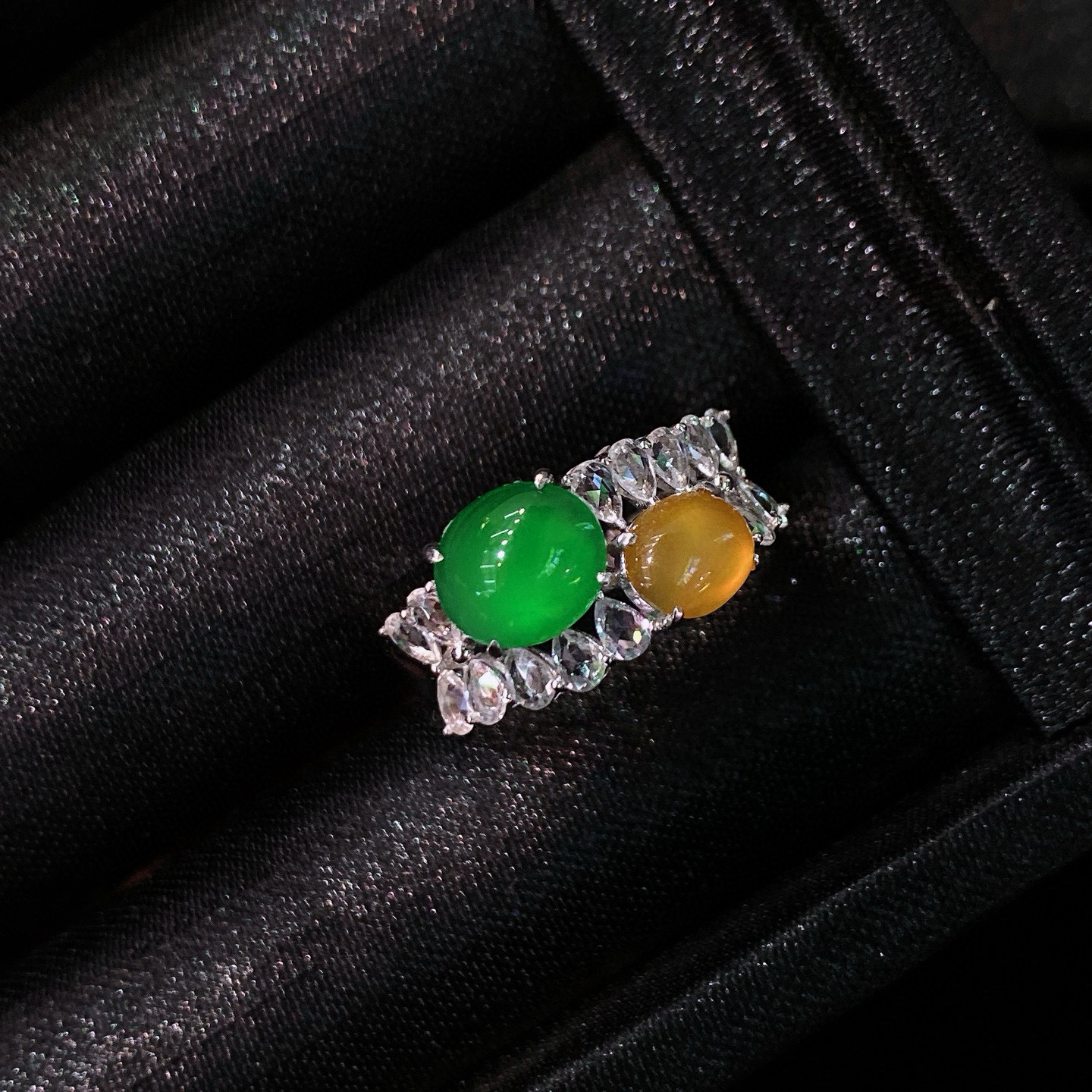 双色蛋面戒指 
冰绿蛋组合戒指，色泽饱满鲜活
18k金镶嵌，精致又大气，实物更美～