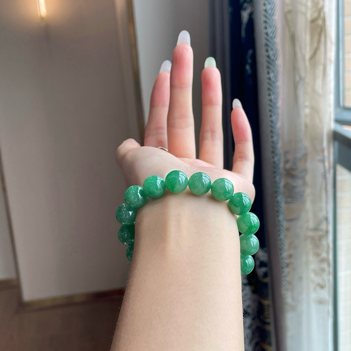 满绿手串 
尺寸：11.9/17颗