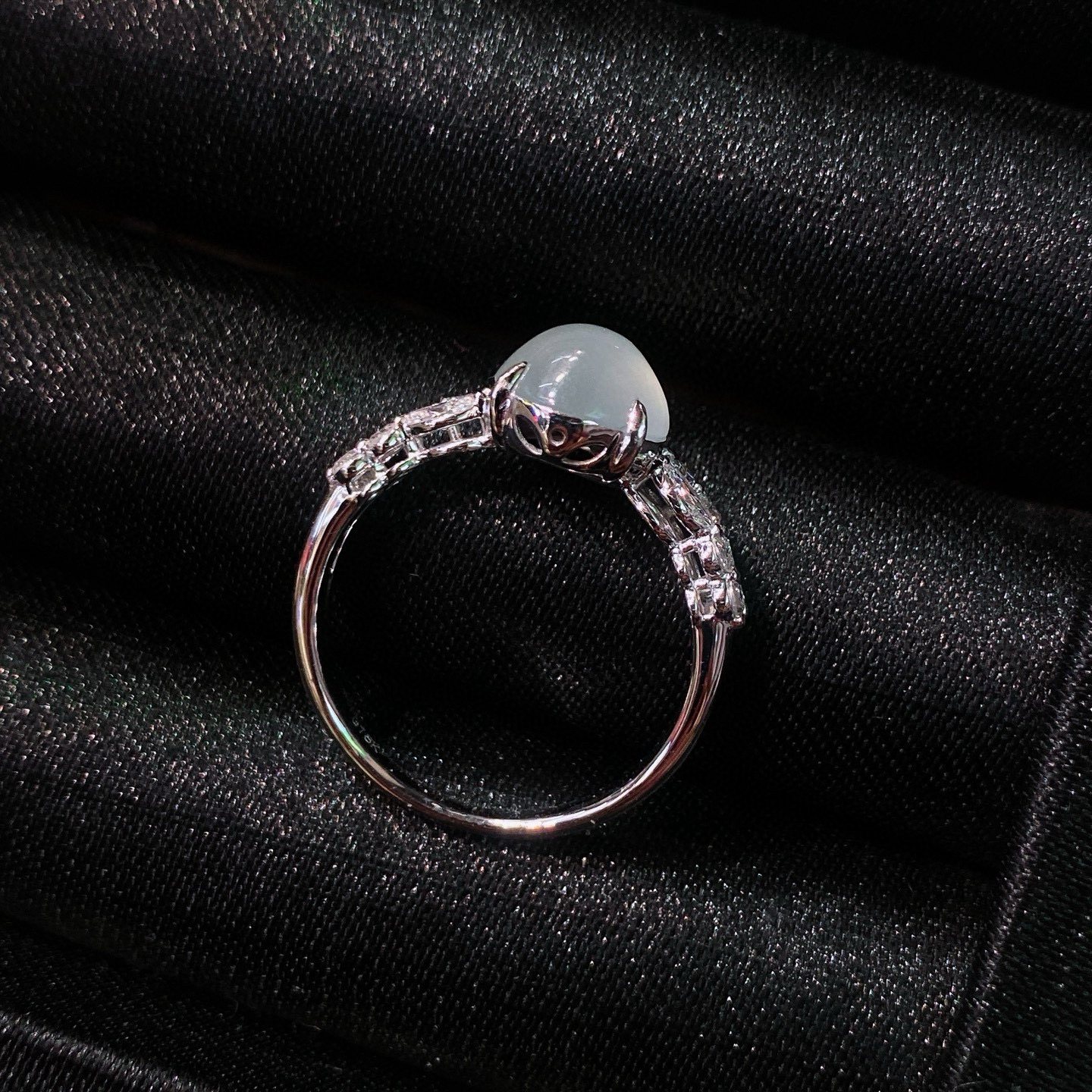 高冰蛋面戒指 
冰透水润，质地细腻
蛋面圆润饱满，18k金镶嵌
实物更美～