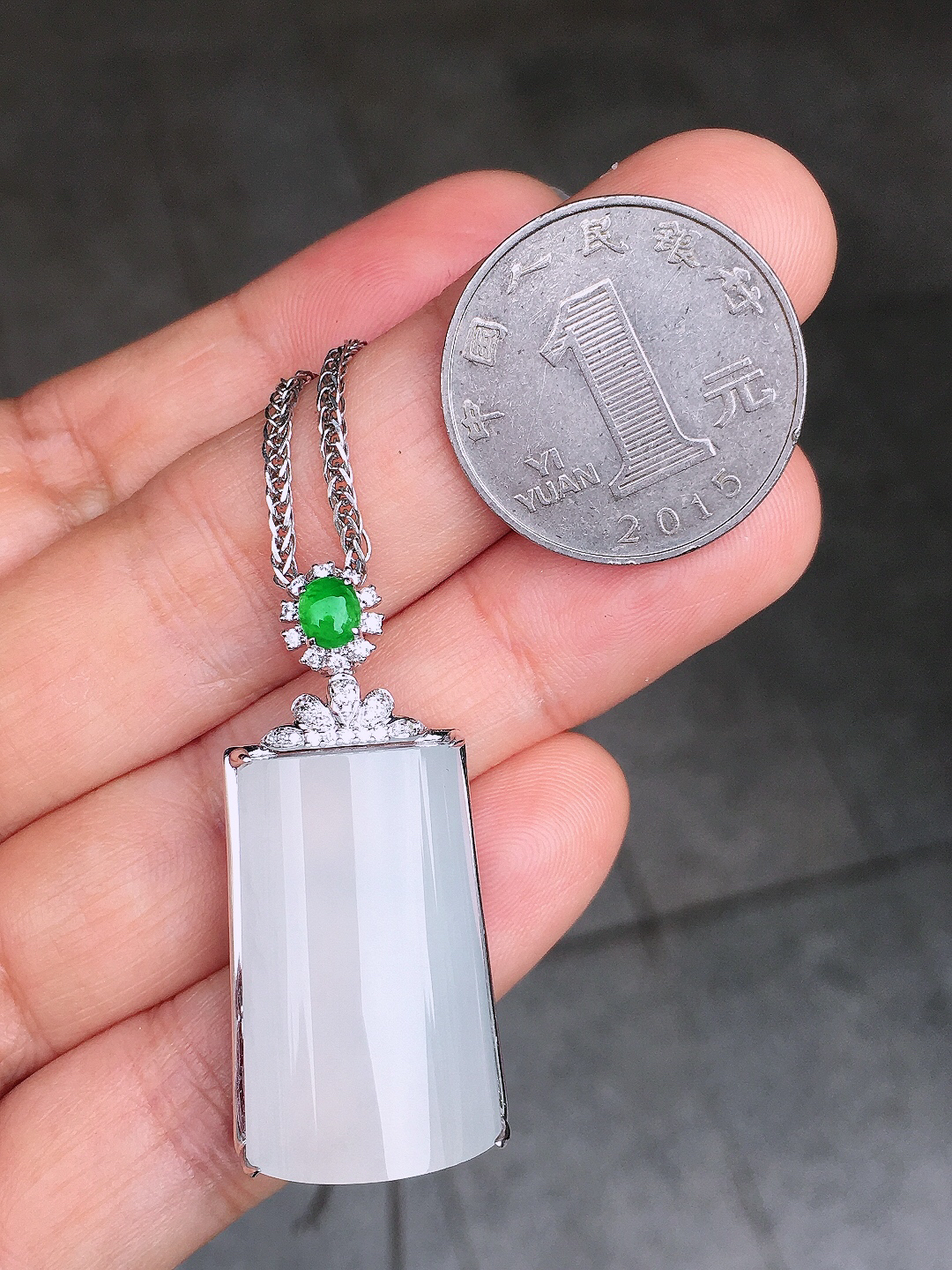 冰种无事牌吊坠，玉质细腻，荧光感超
强，饱满圆润，尽显优雅气质，18k
金豪华镶嵌